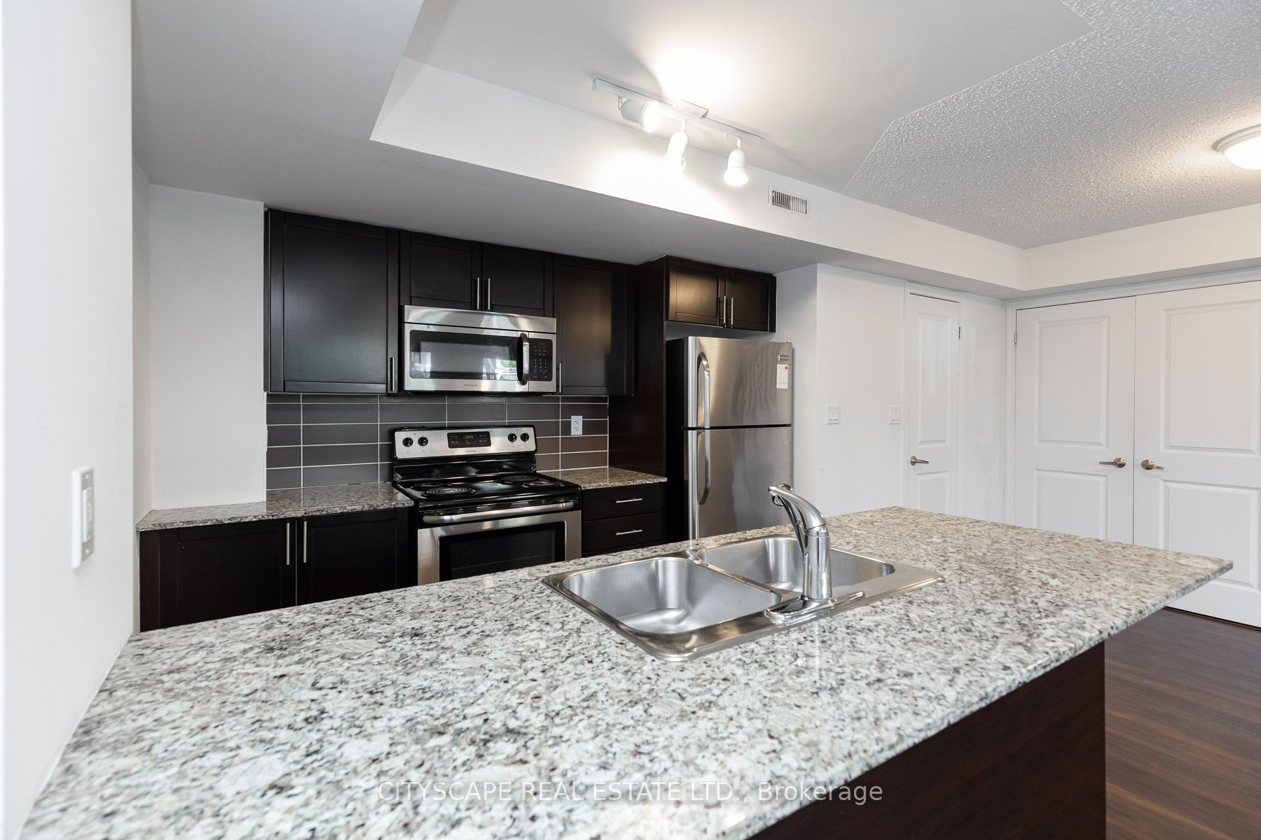 12 Foundry Ave 51 Property Photo 3