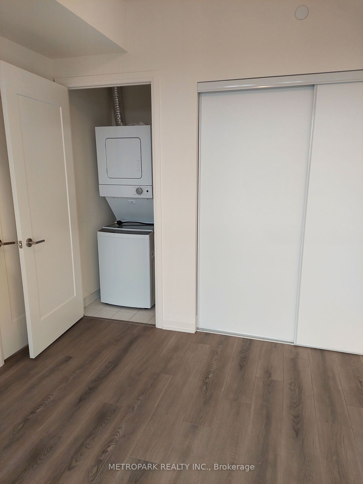 509 Dundas St W 01 Property Photo 10