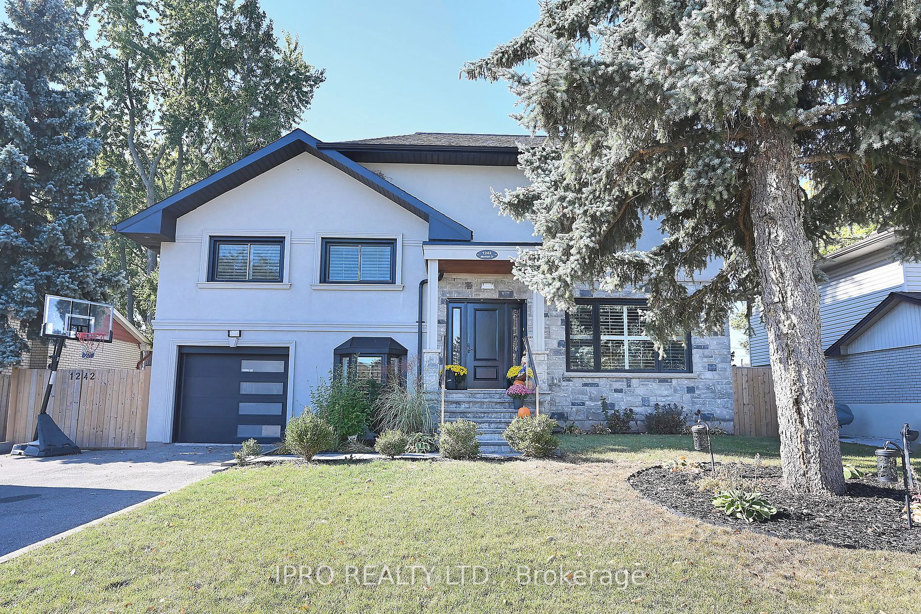 1242 Montclair Dr Property Photo