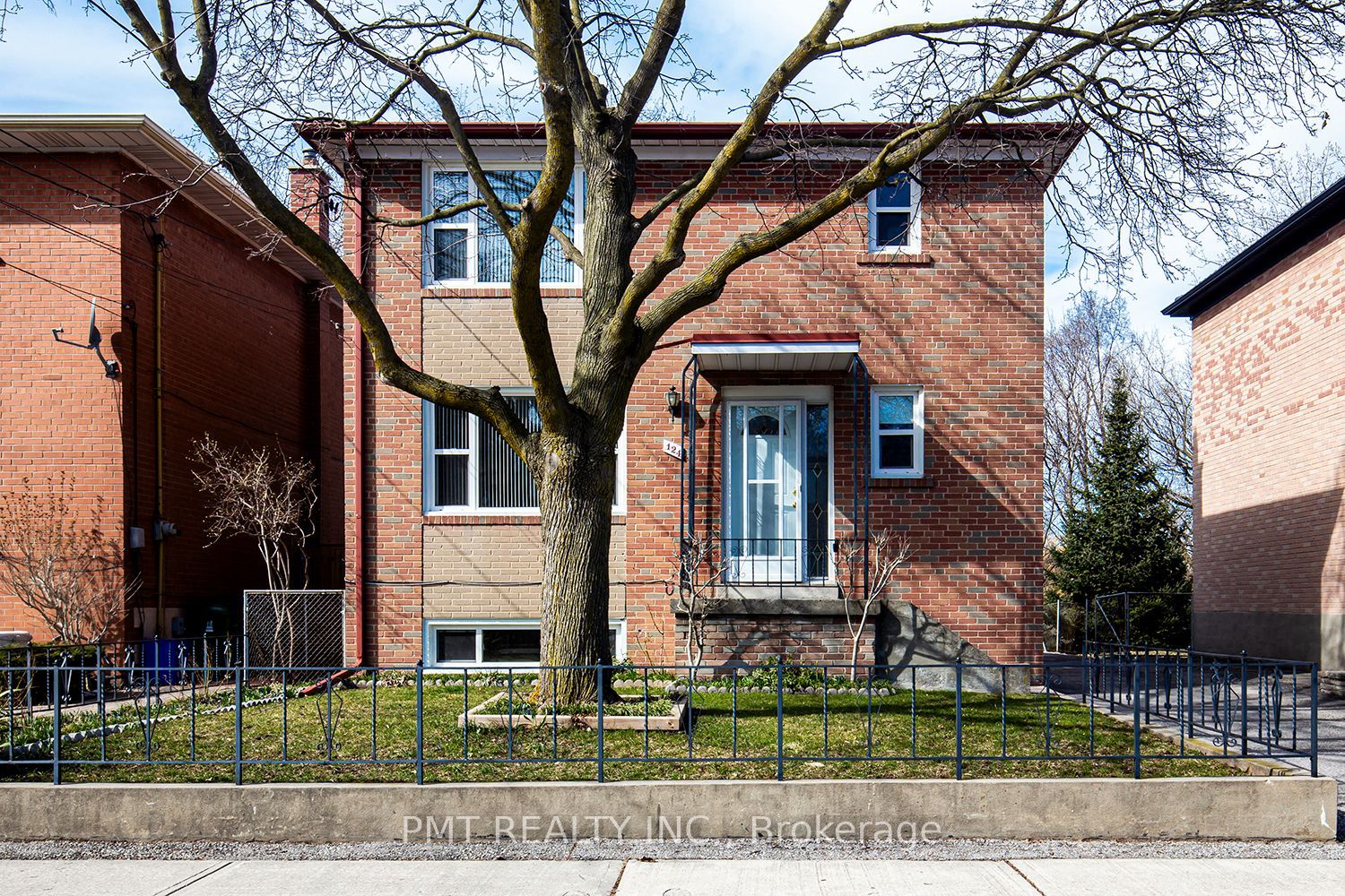 124 Edinborough Crt Property Photo