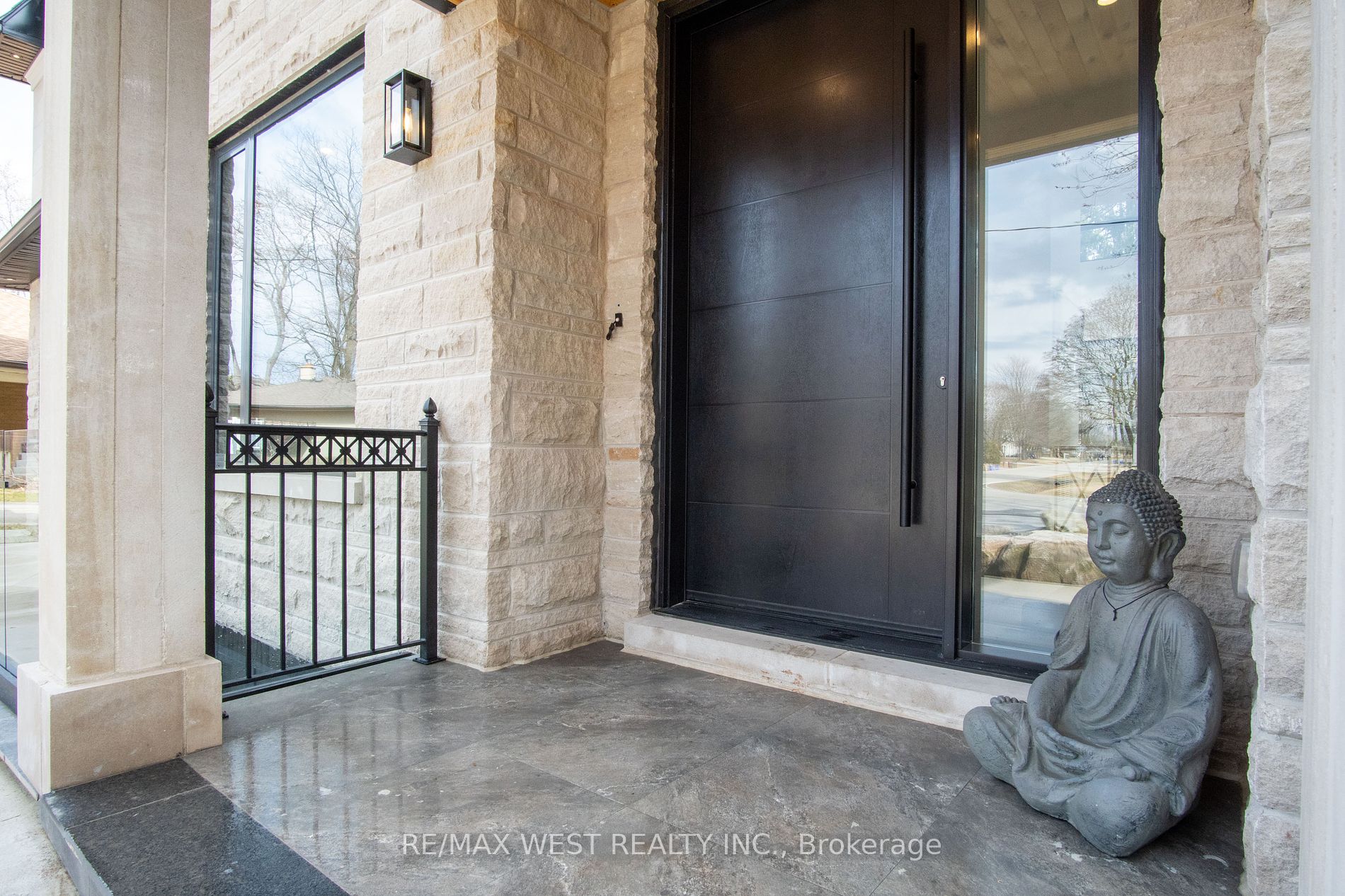 527 Taplow Cres N Property Photo 2