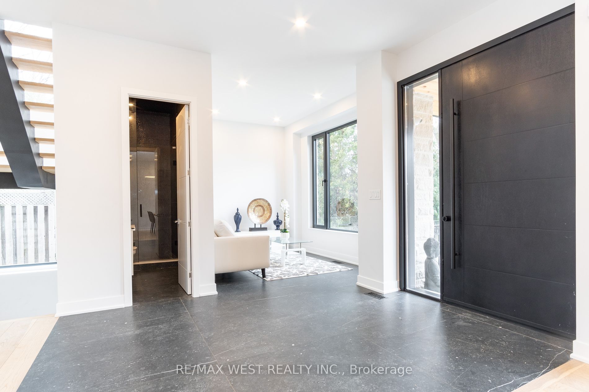 527 Taplow Cres N Property Photo 3