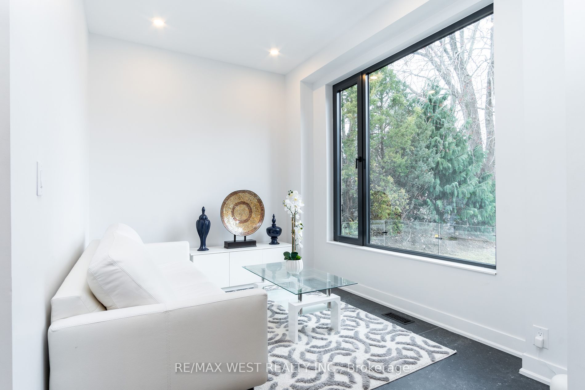 527 Taplow Cres N Property Photo 4
