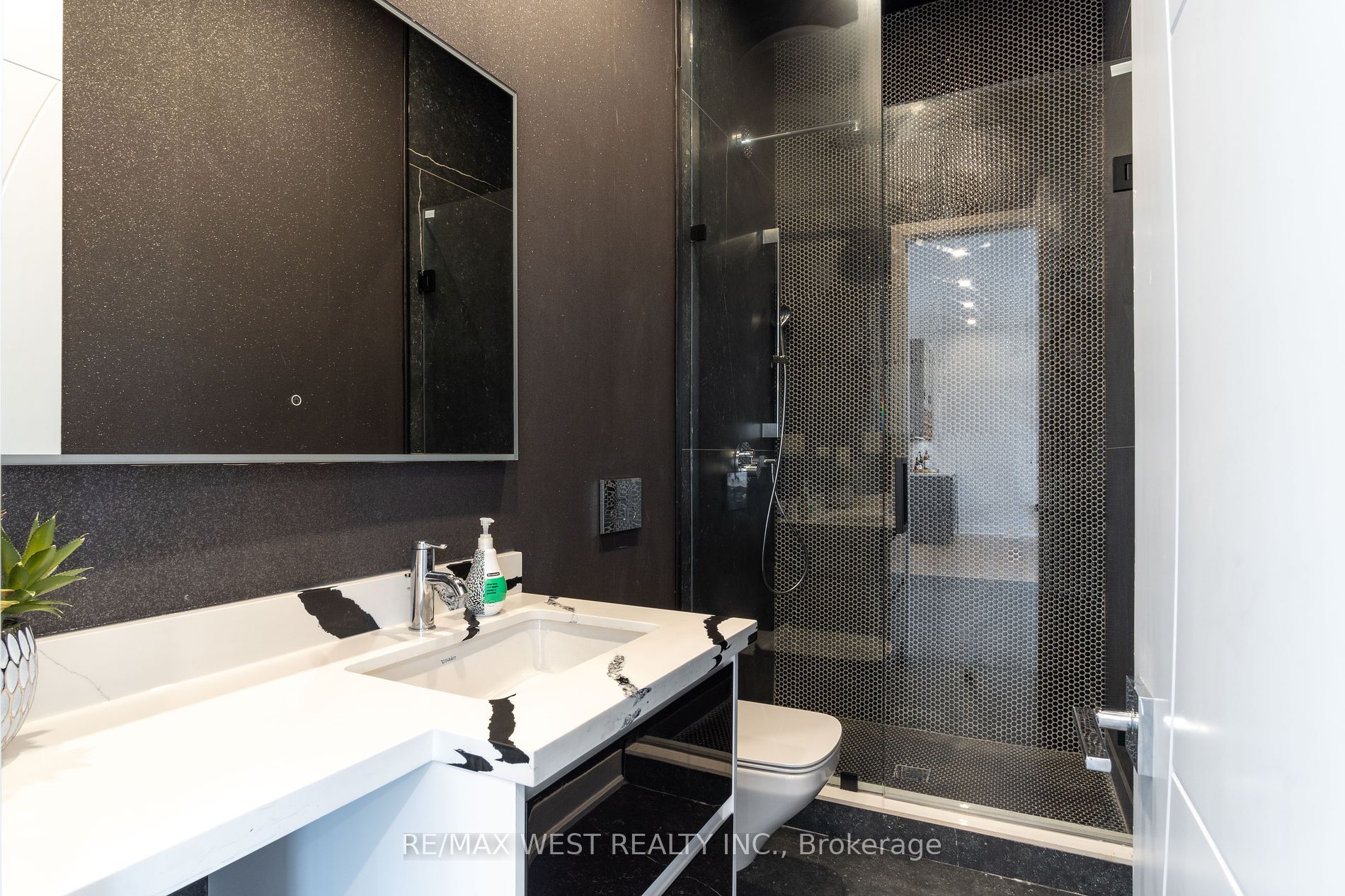 527 Taplow Cres N Property Photo 5