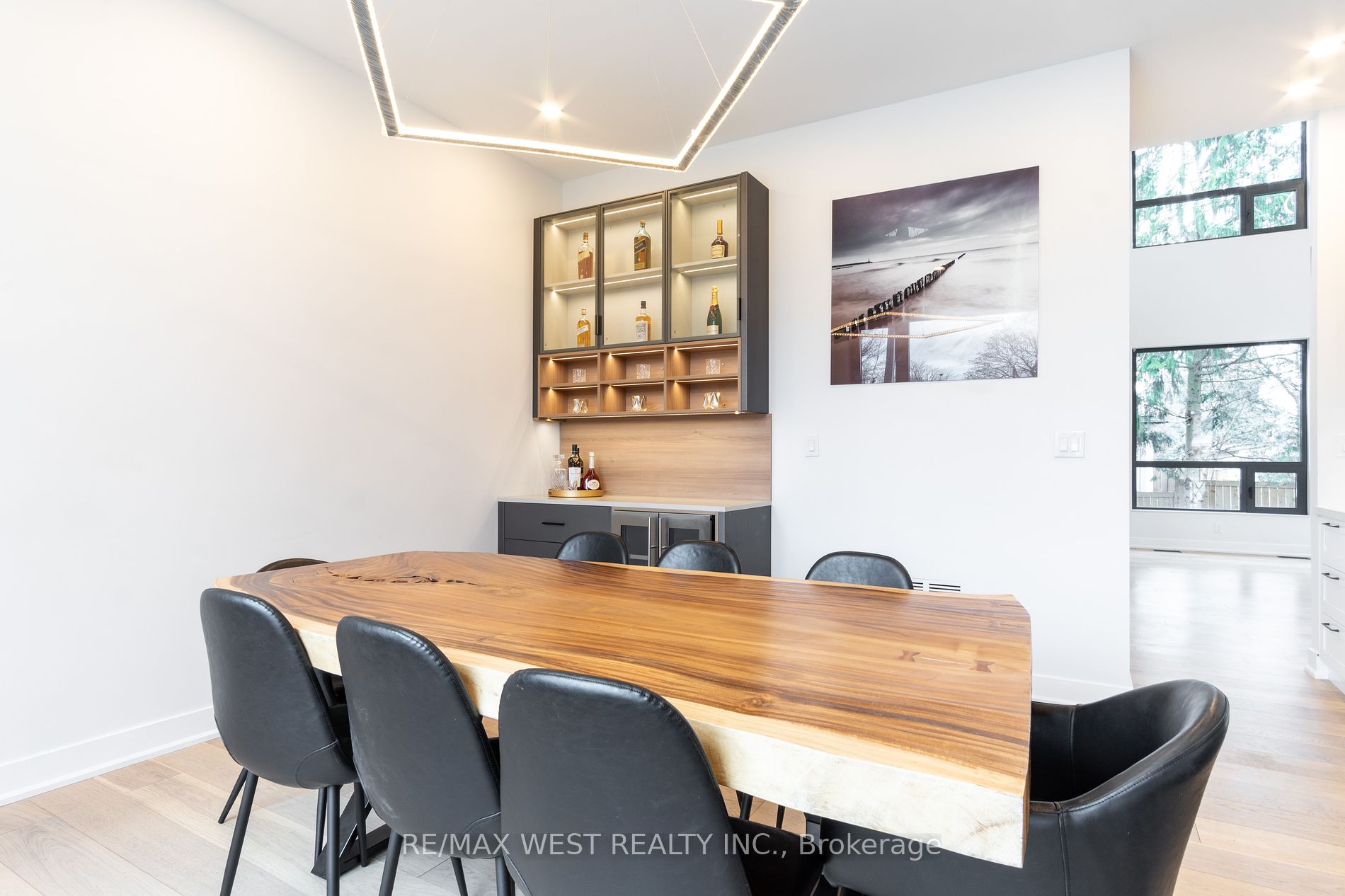 527 Taplow Cres N Property Photo 6