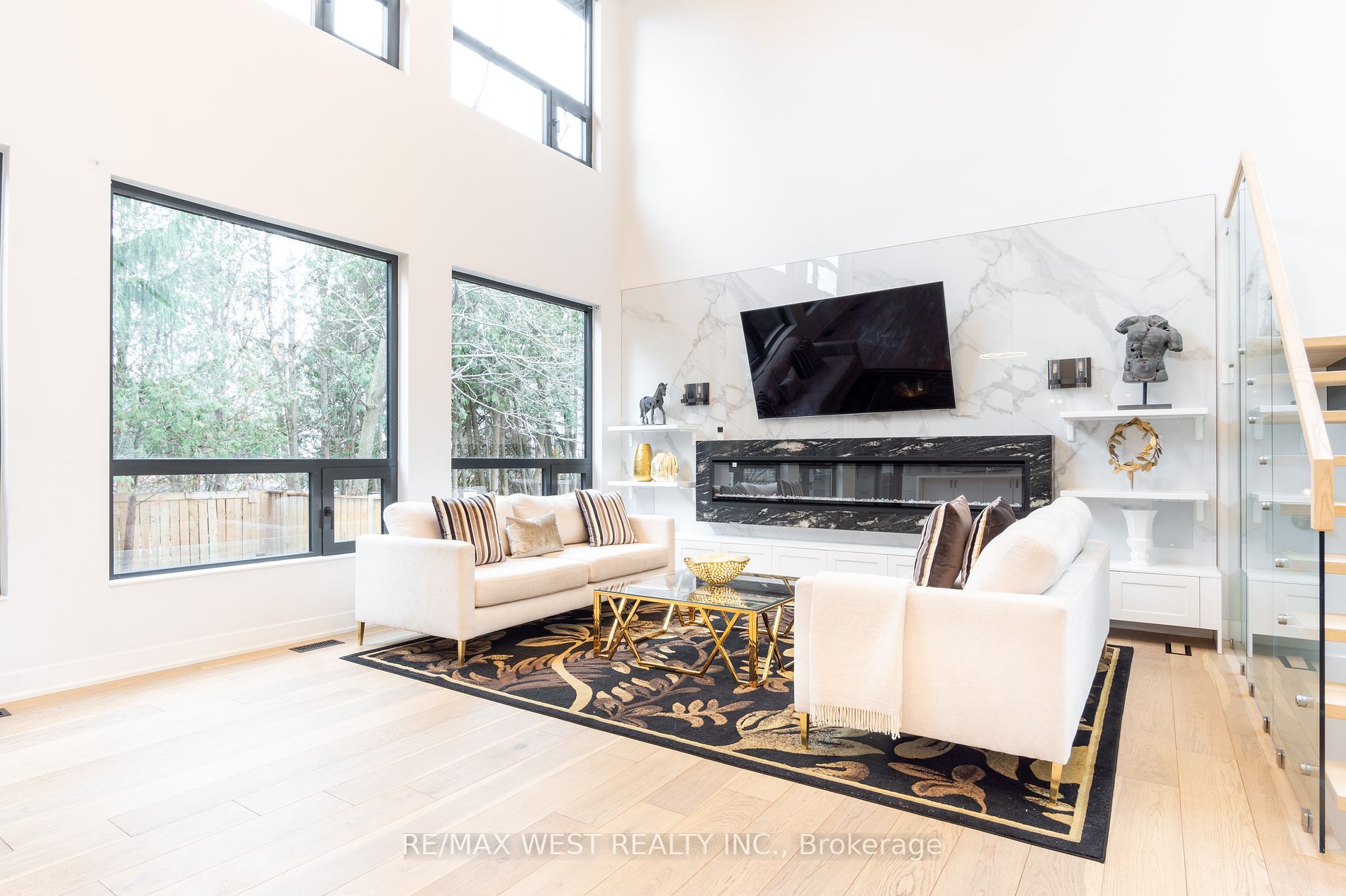 527 Taplow Cres N Property Photo 8