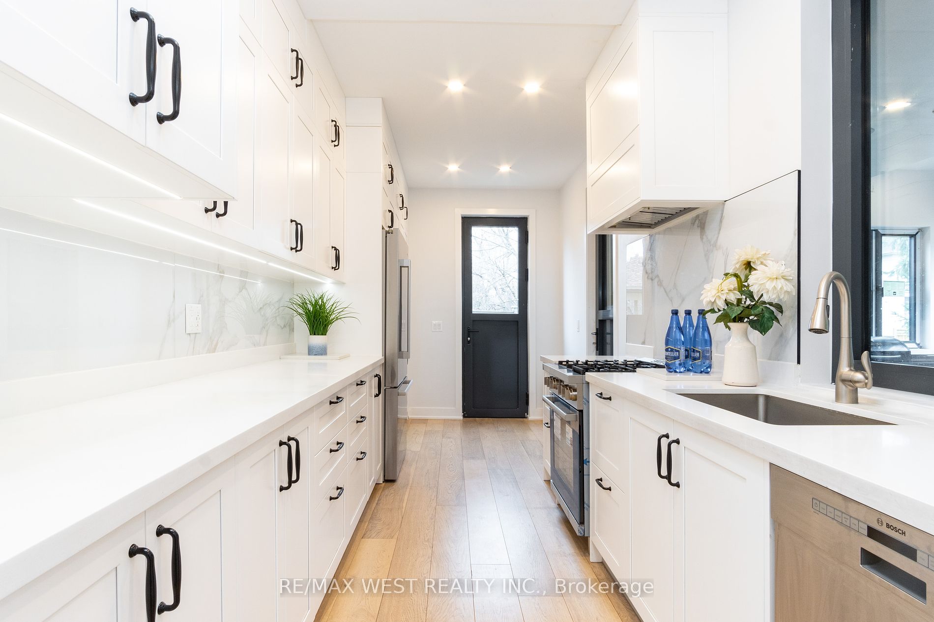 527 Taplow Cres N Property Photo 10