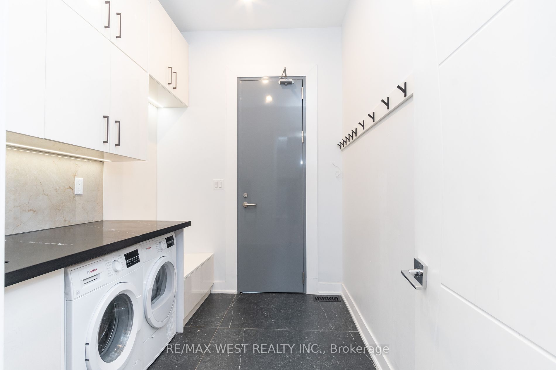 527 Taplow Cres N Property Photo 11