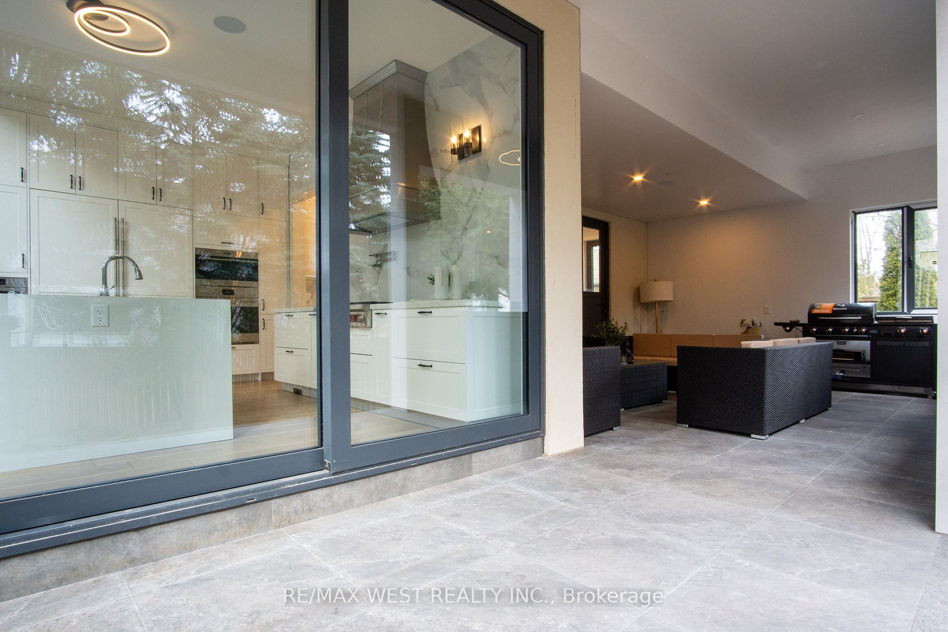 527 Taplow Cres N Property Photo 12