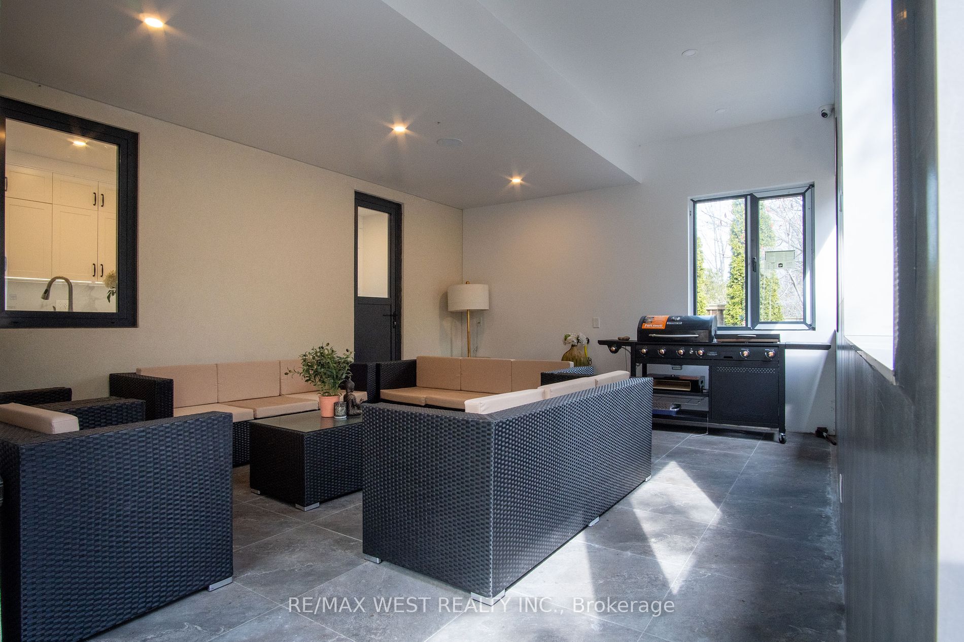 527 Taplow Cres N Property Photo 14