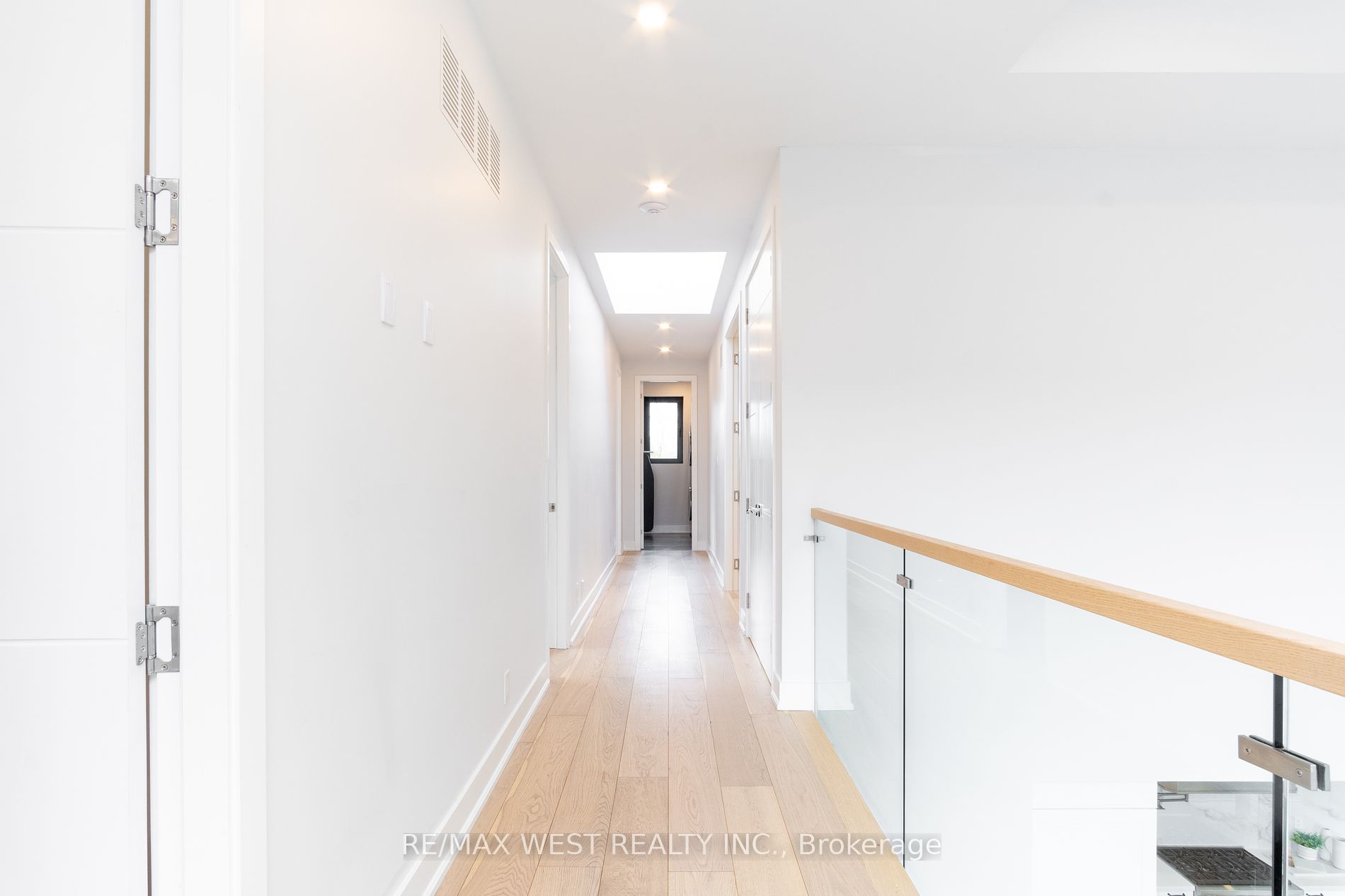 527 Taplow Cres N Property Photo 16