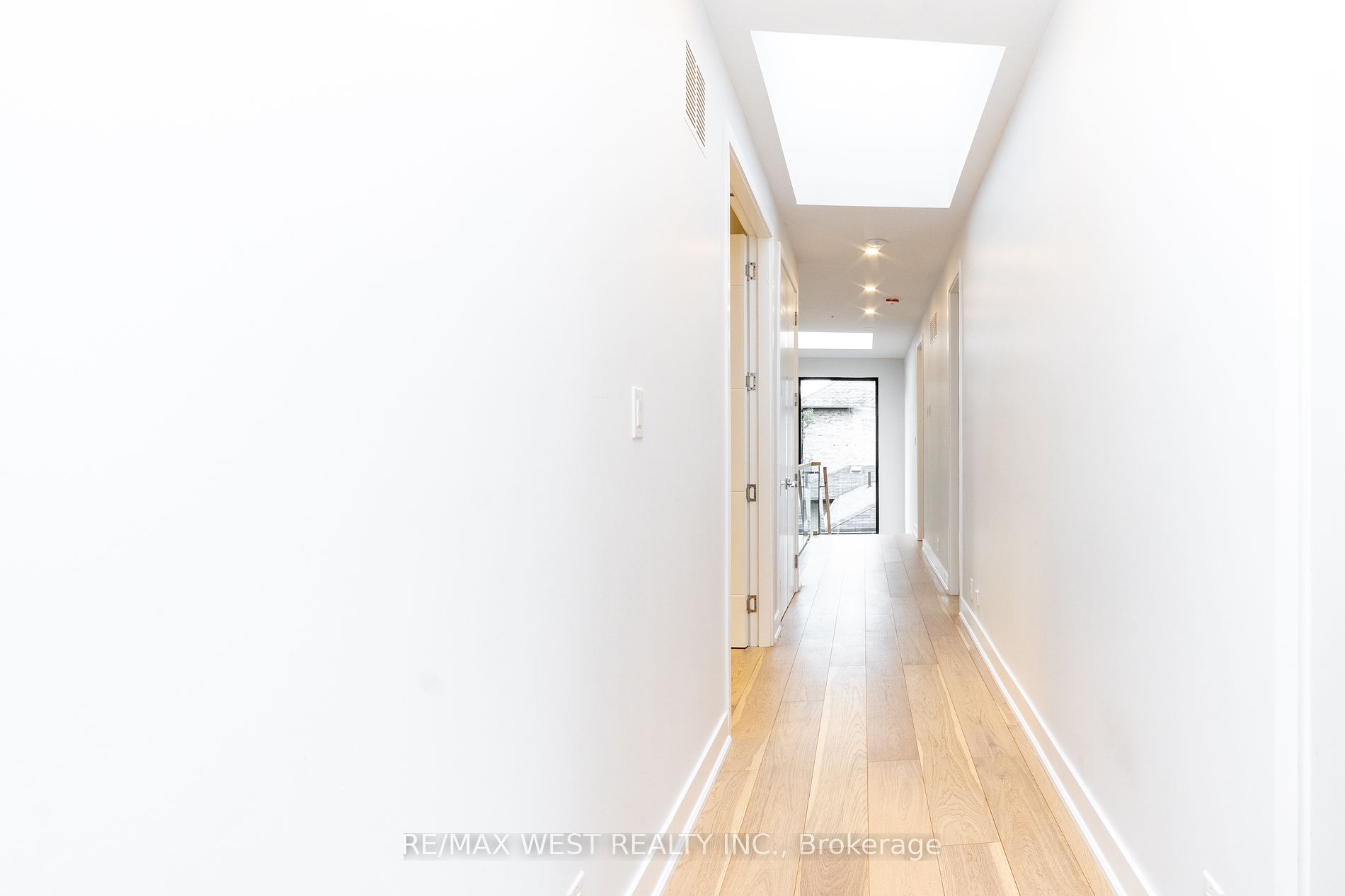 527 Taplow Cres N Property Photo 21