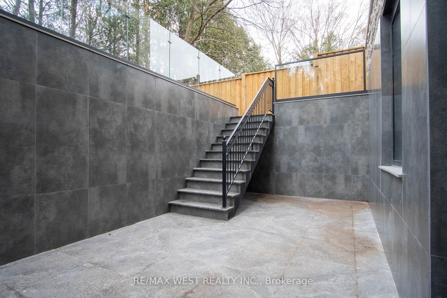 527 Taplow Cres N Property Photo 22
