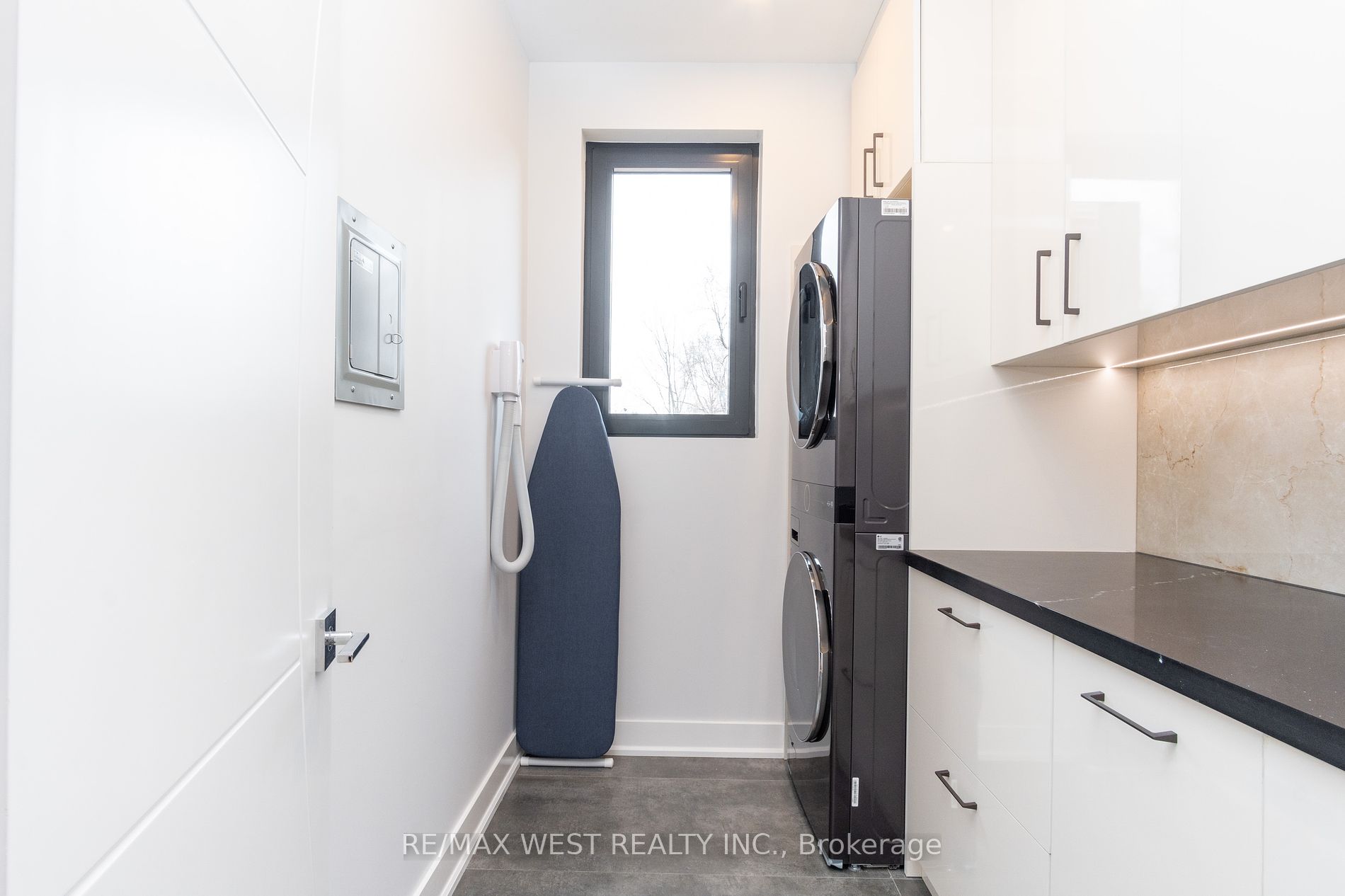 527 Taplow Cres N Property Photo 23