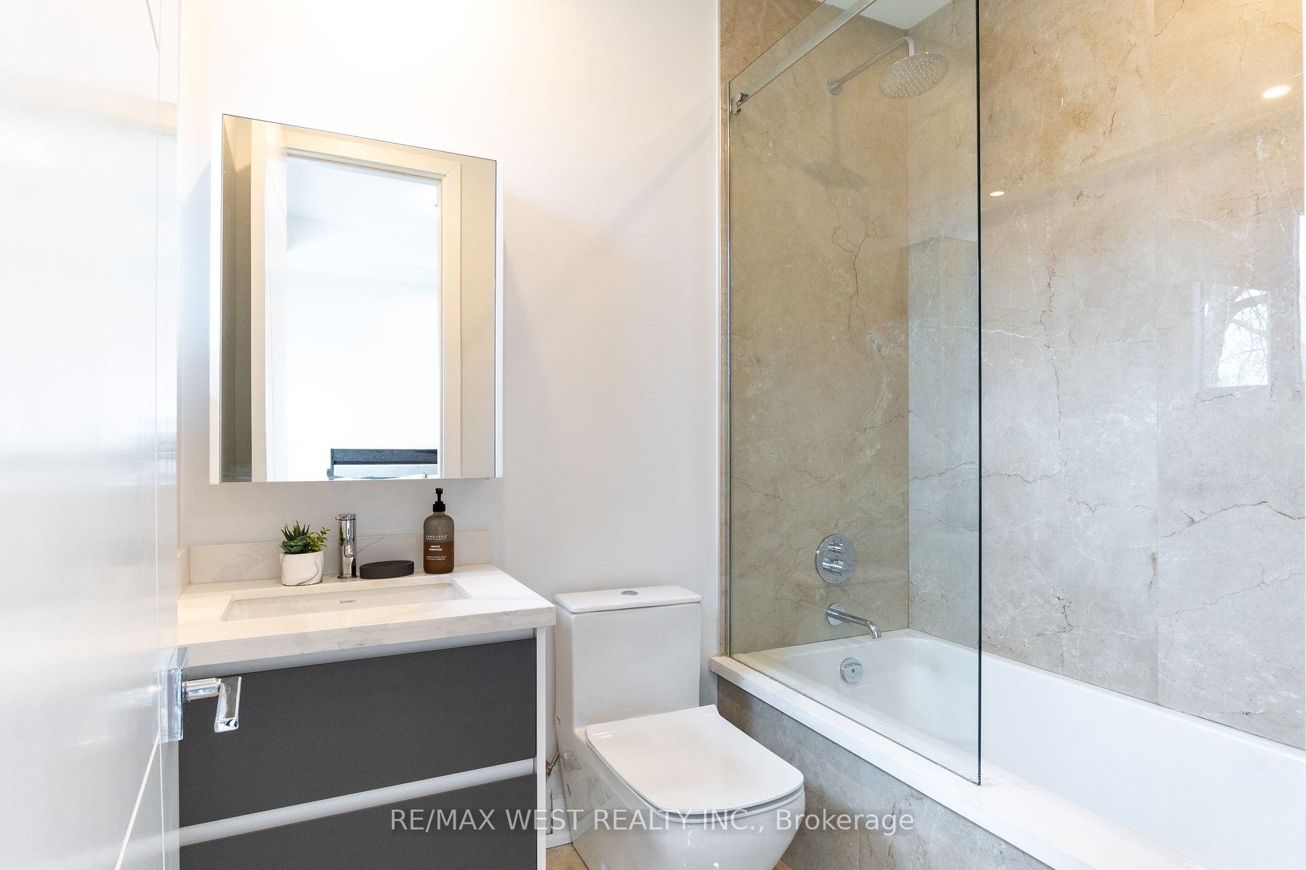 527 Taplow Cres N Property Photo 24
