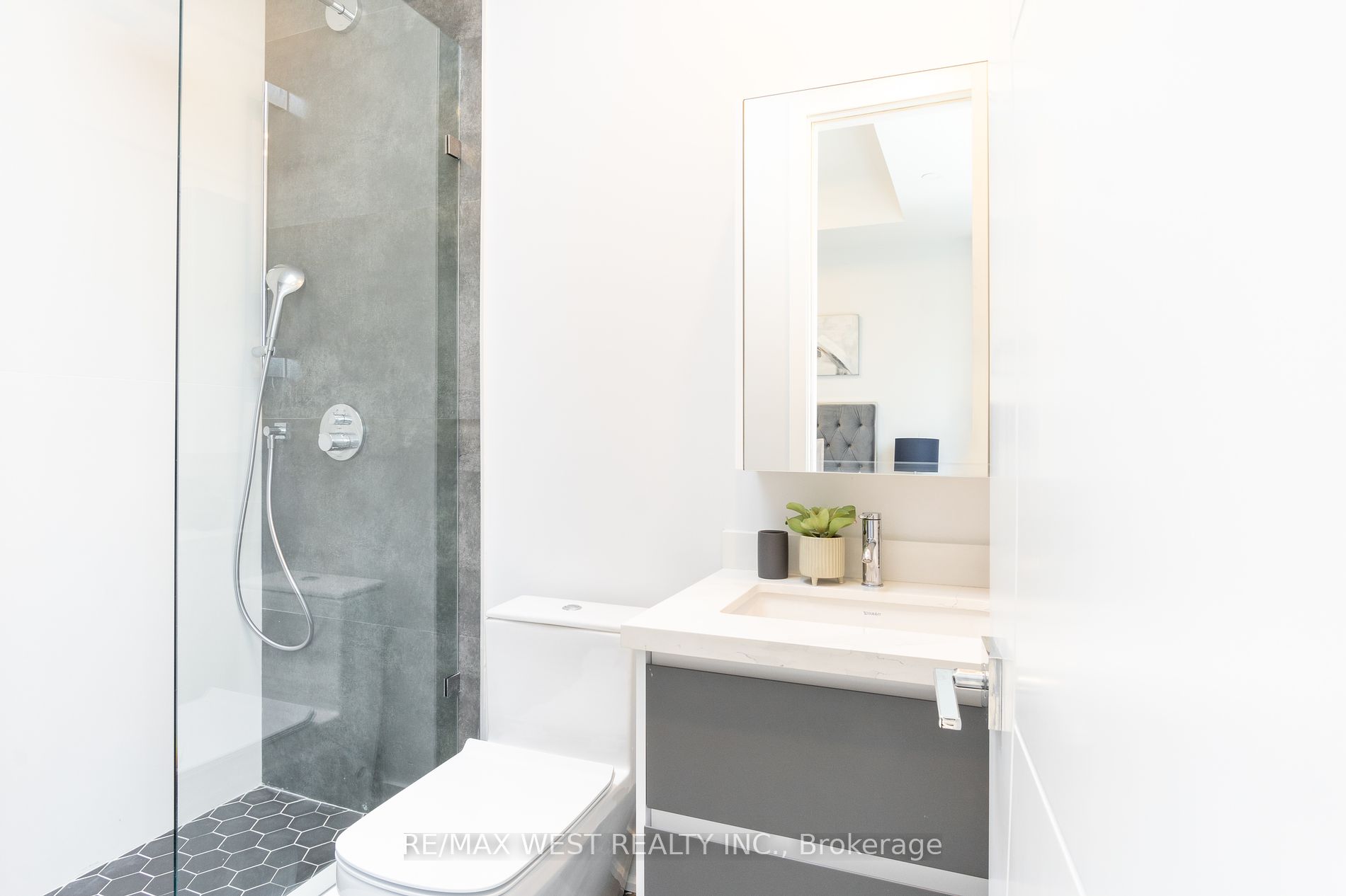 527 Taplow Cres N Property Photo 26