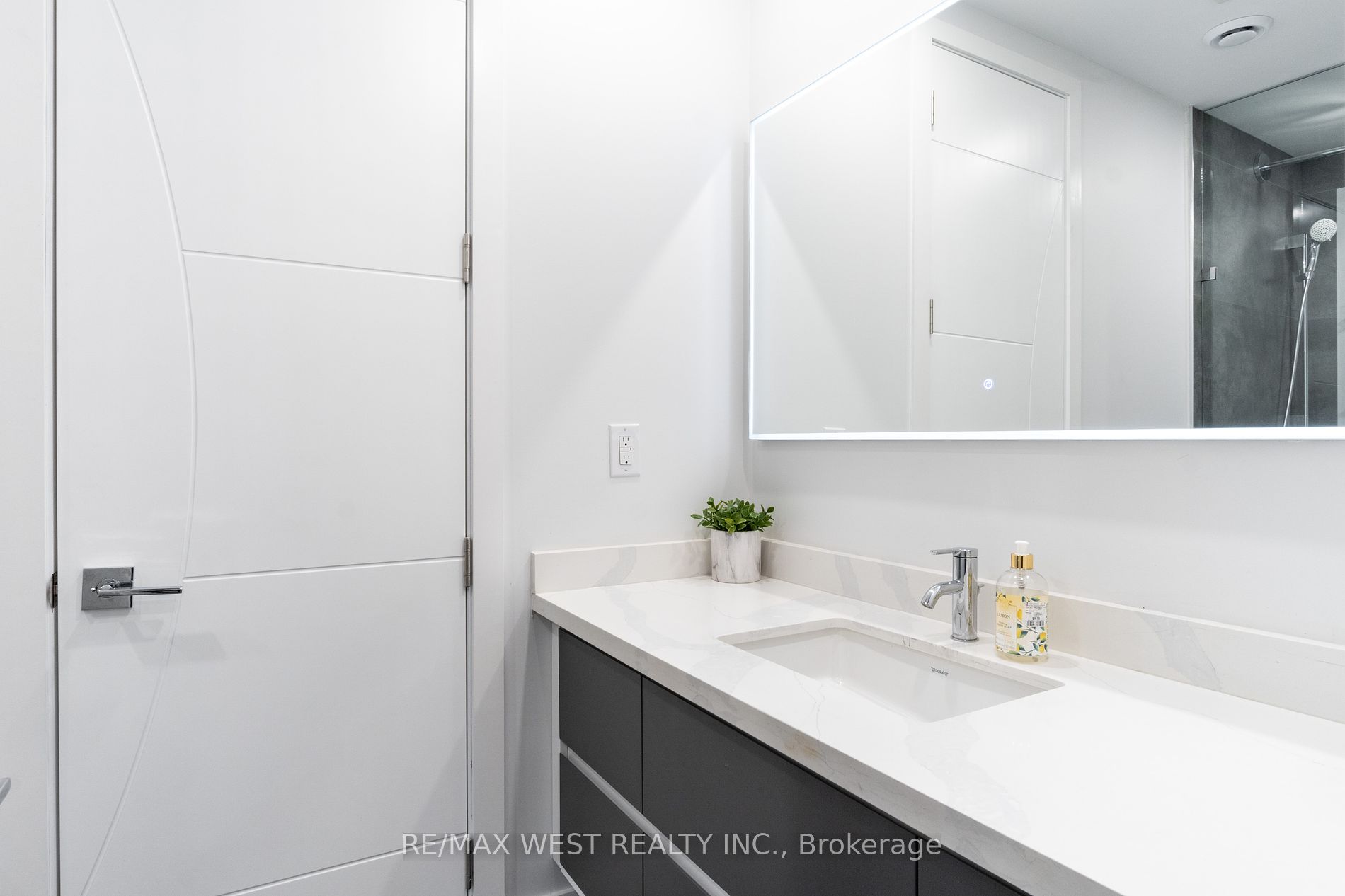 527 Taplow Cres N Property Photo 31
