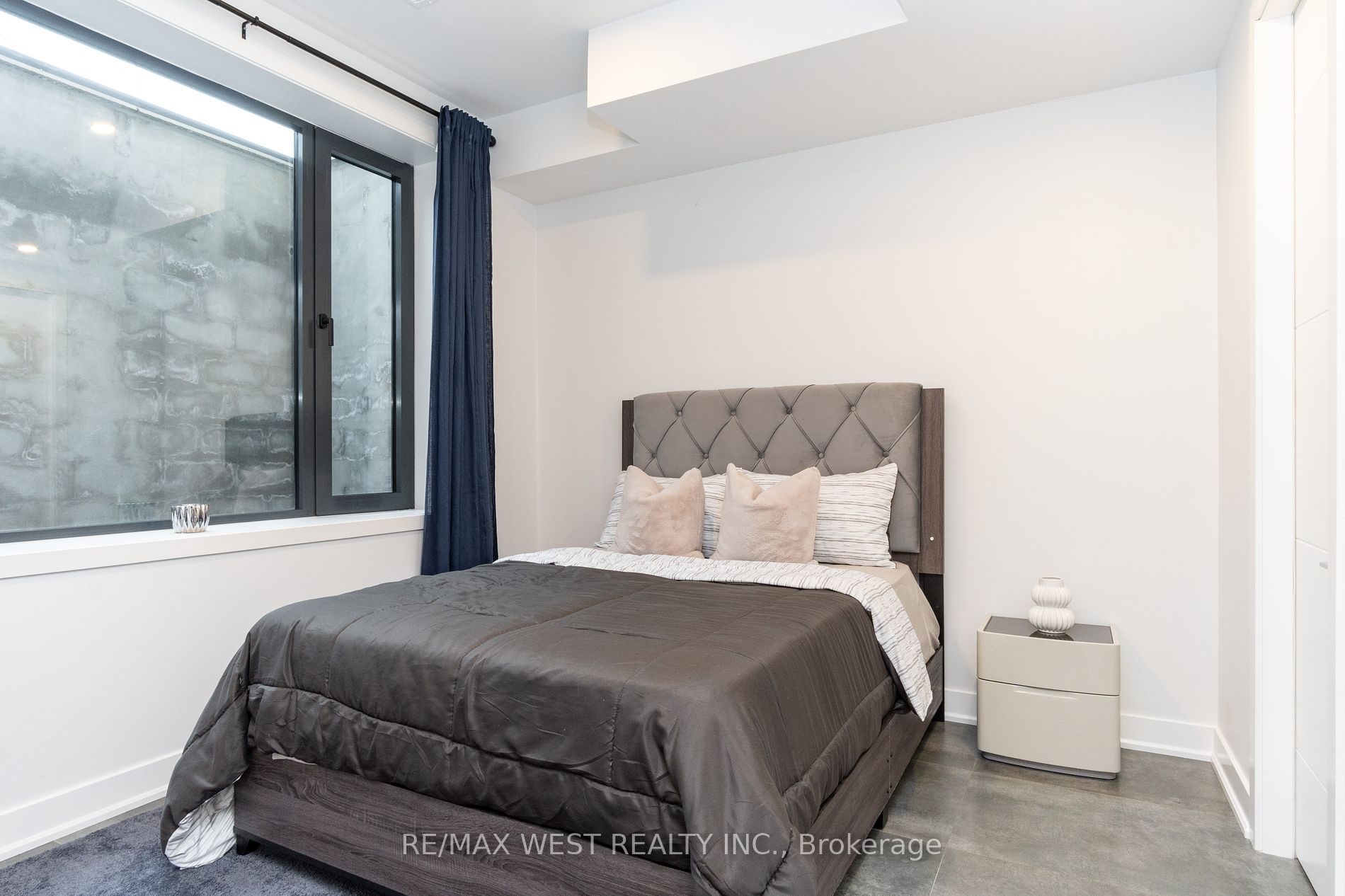 527 Taplow Cres N Property Photo 32