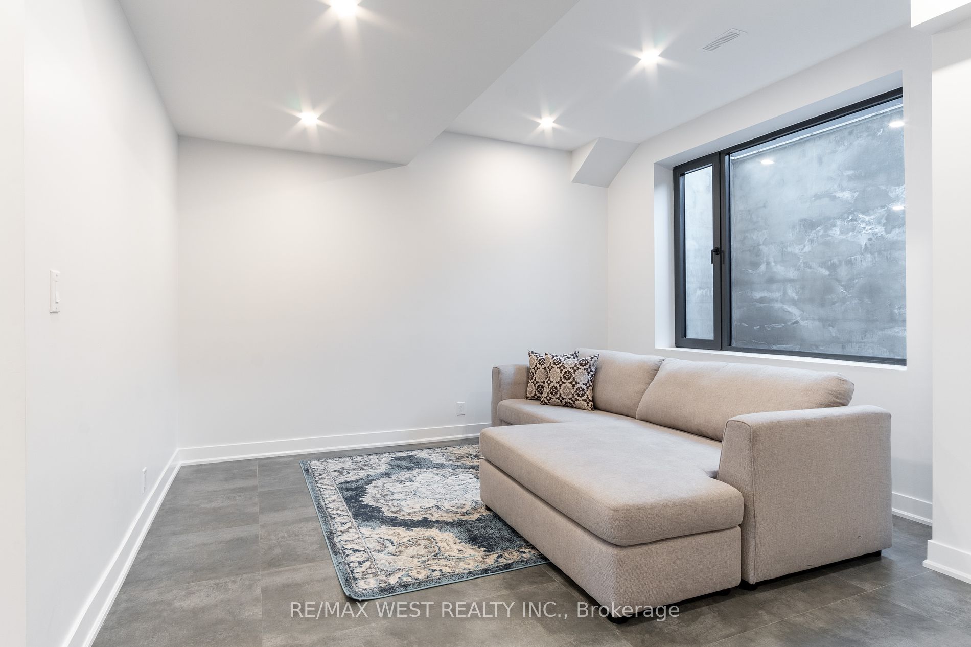527 Taplow Cres N Property Photo 33