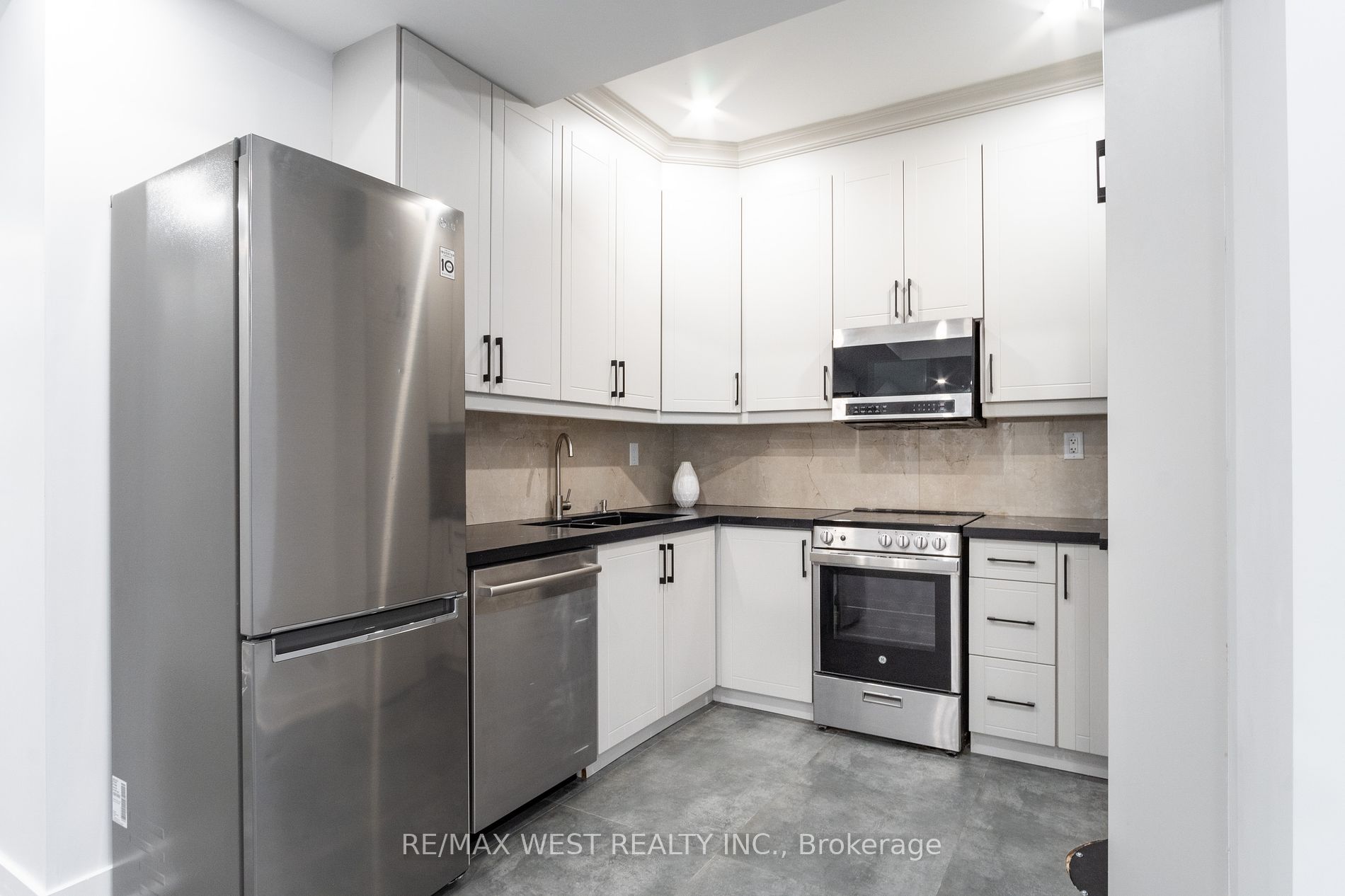 527 Taplow Cres N Property Photo 36