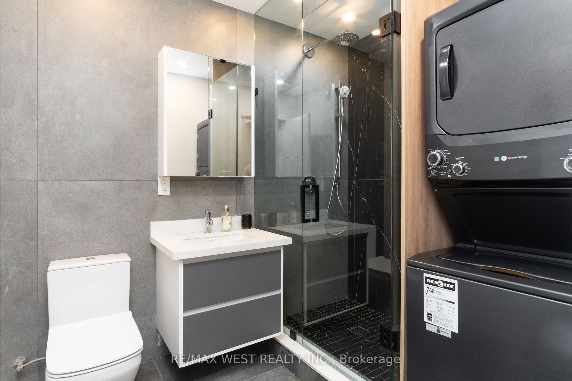 527 Taplow Cres N Property Photo 37