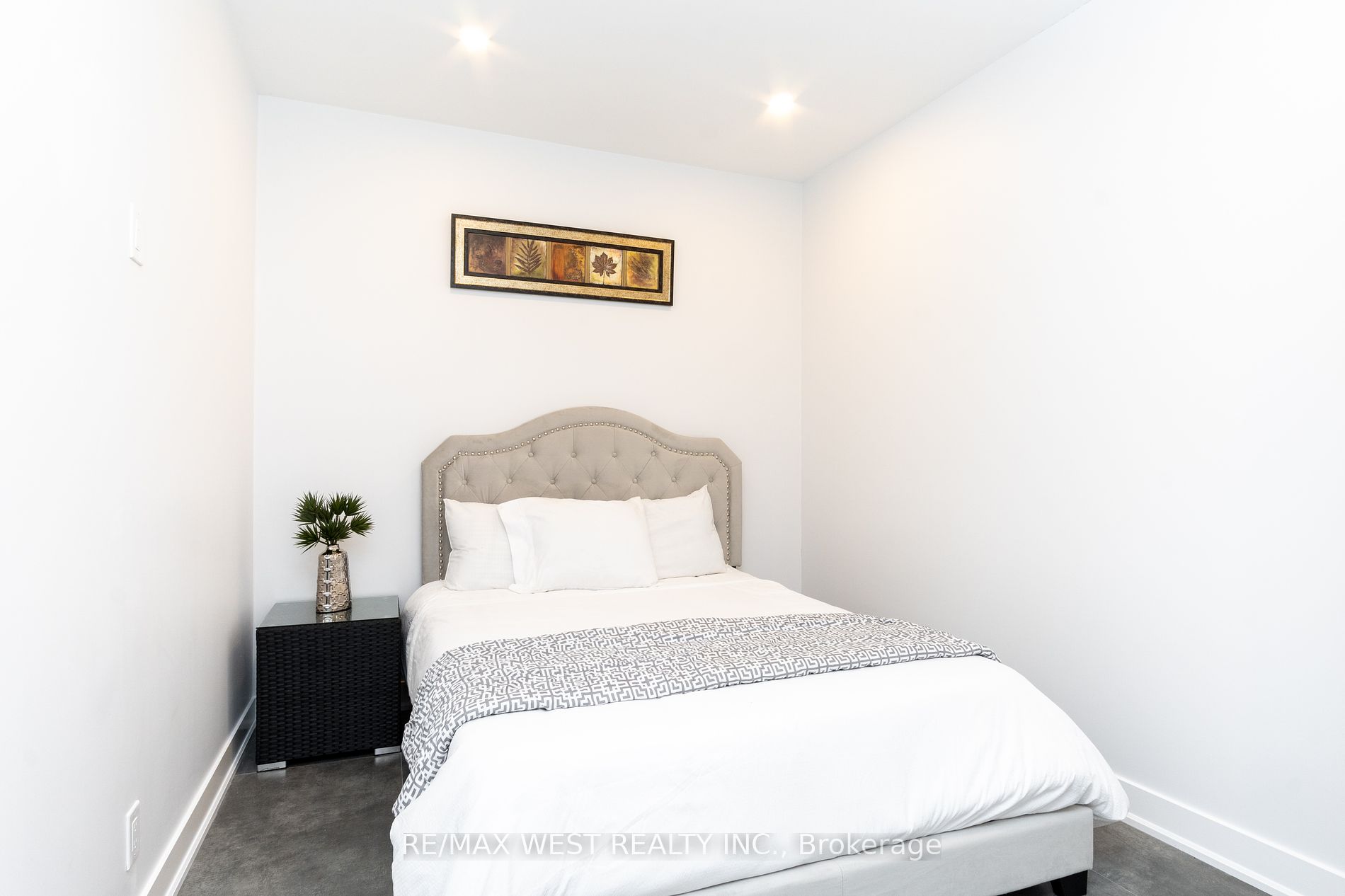 527 Taplow Cres N Property Photo 38