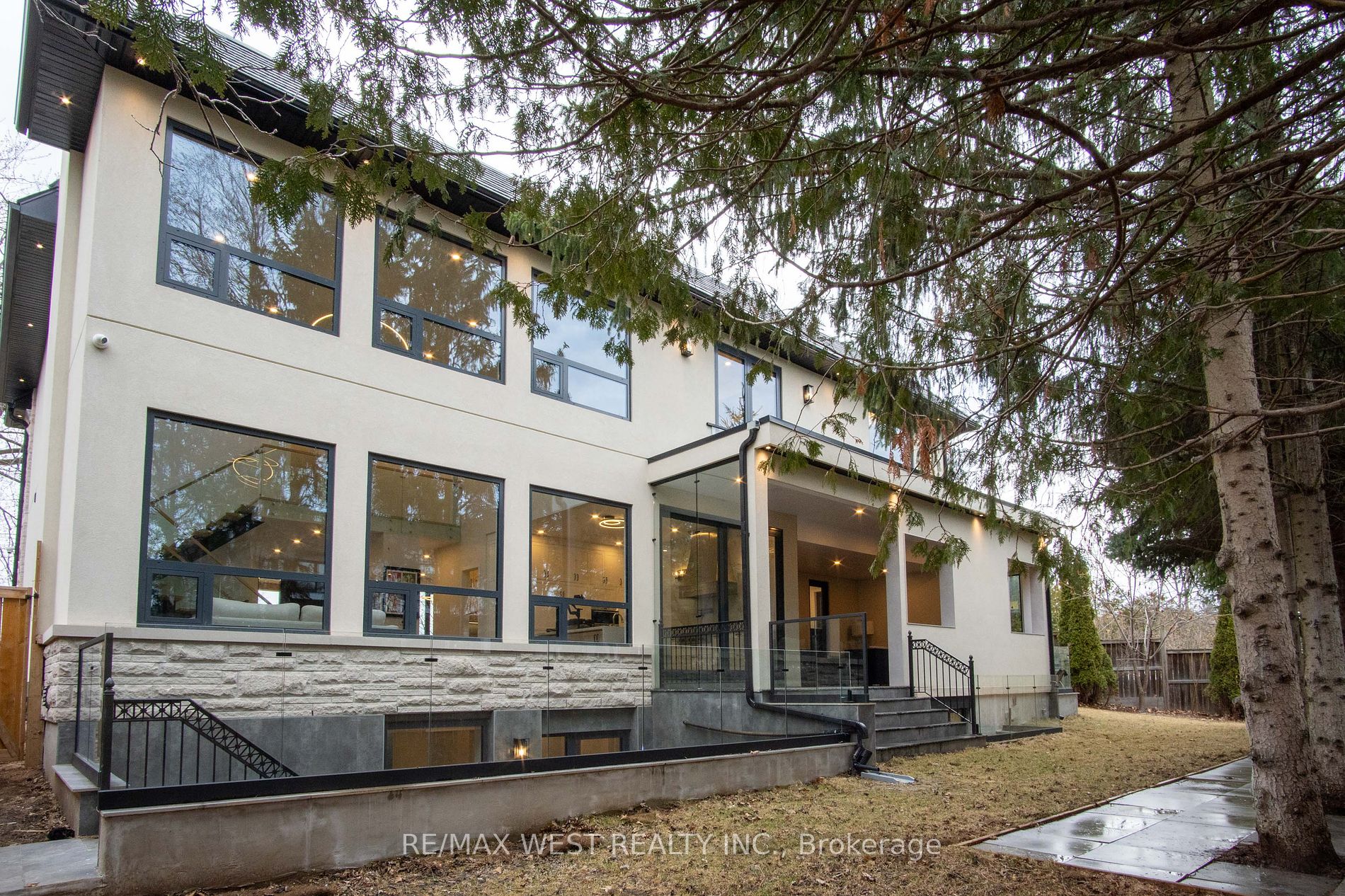 527 Taplow Cres N Property Photo 40