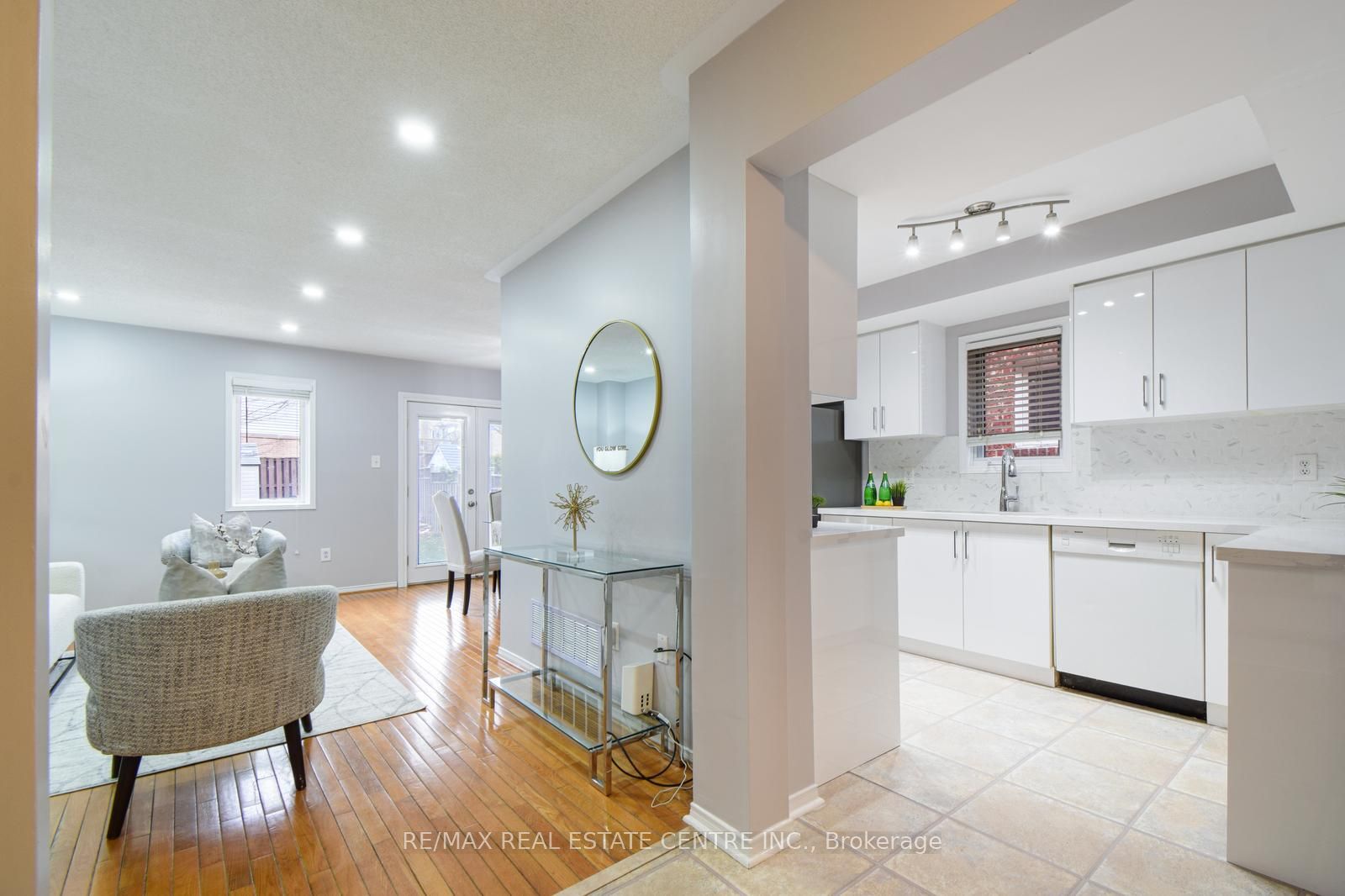 5558 Cortina Cres Property Photo 4