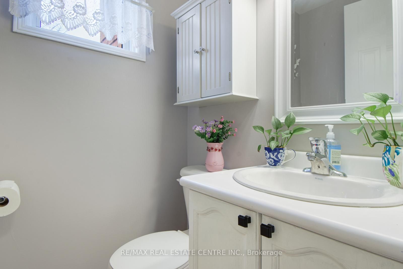 5558 Cortina Cres Property Photo 7