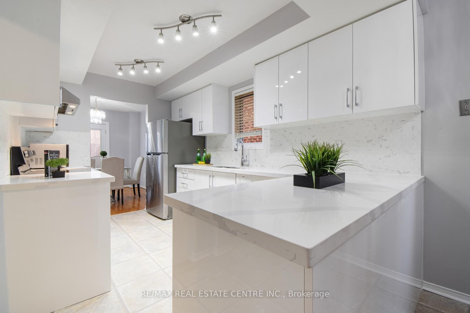 5558 Cortina Cres Property Photo 14