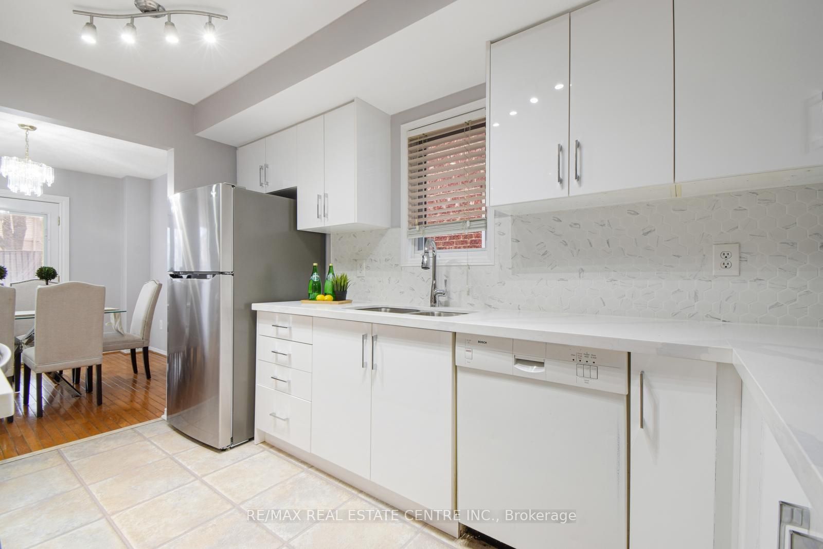 5558 Cortina Cres Property Photo 15