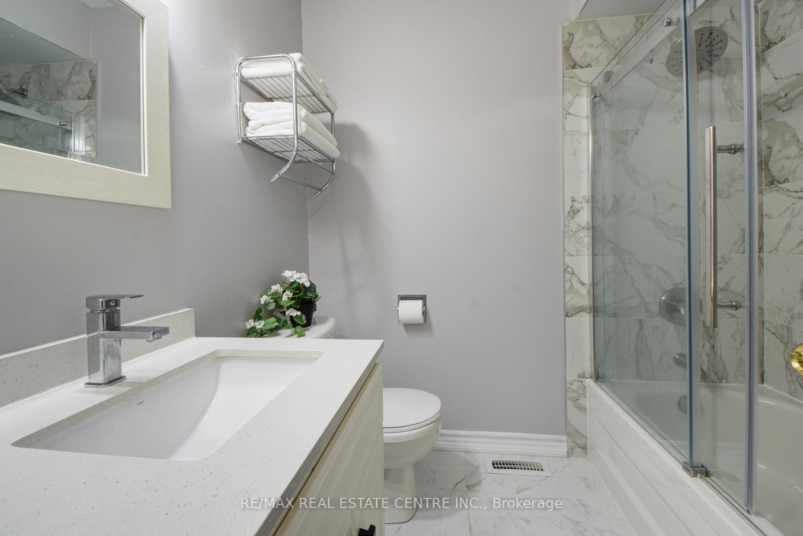 5558 Cortina Cres Property Photo 28