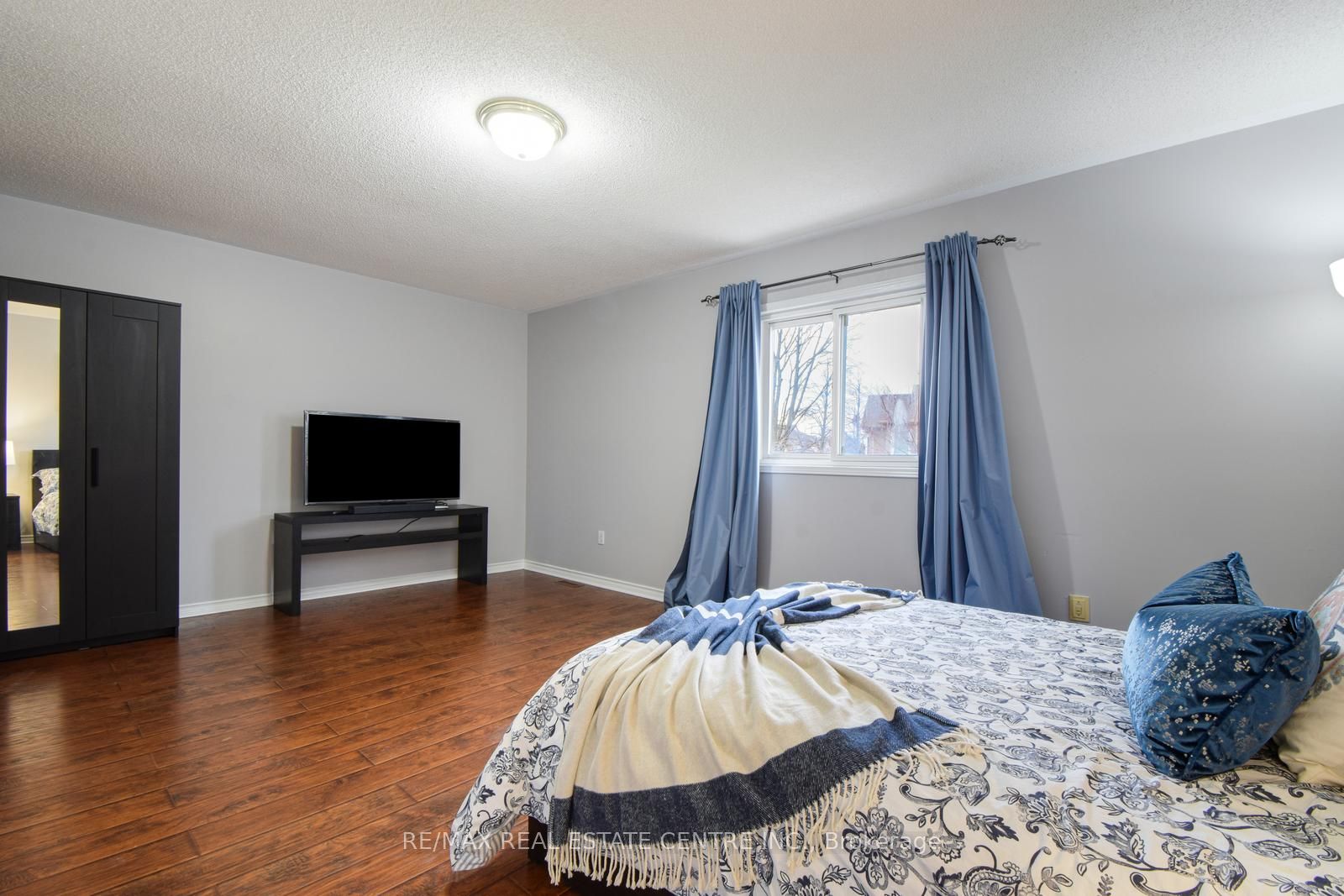 5558 Cortina Cres Property Photo 32