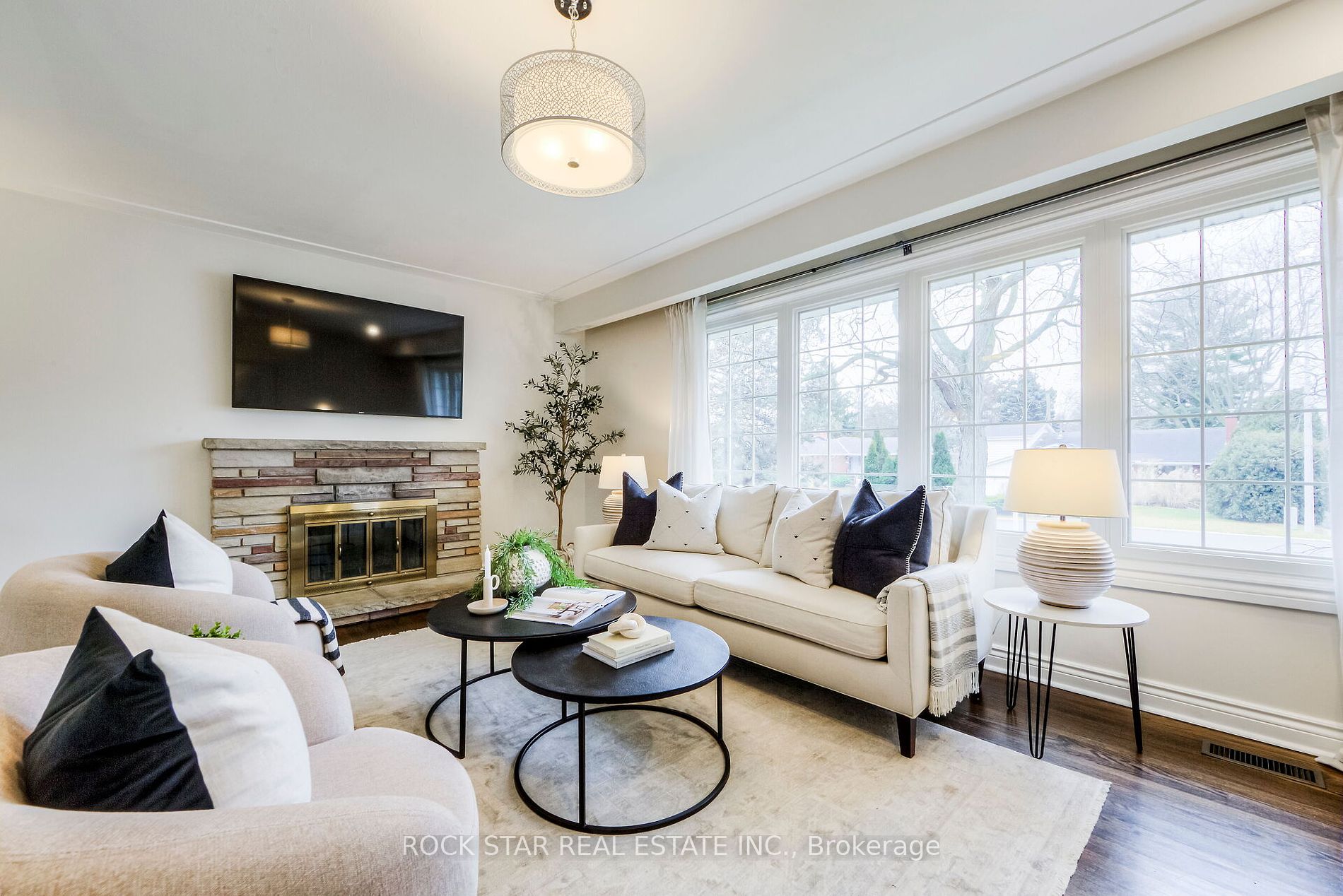 351 Strathcona Dr Property Photo