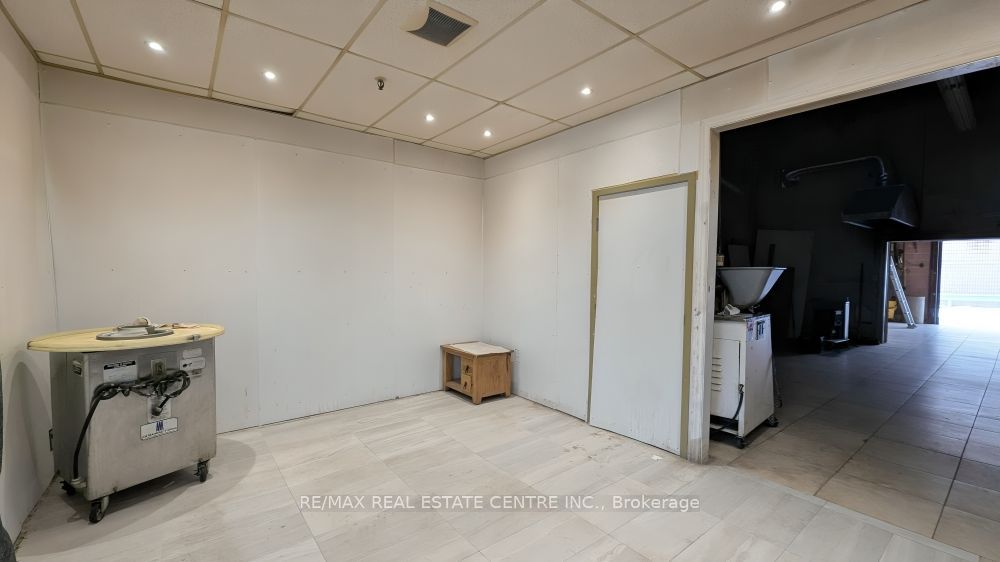 #8 - 1662 Bonhill Road Property Photo 2