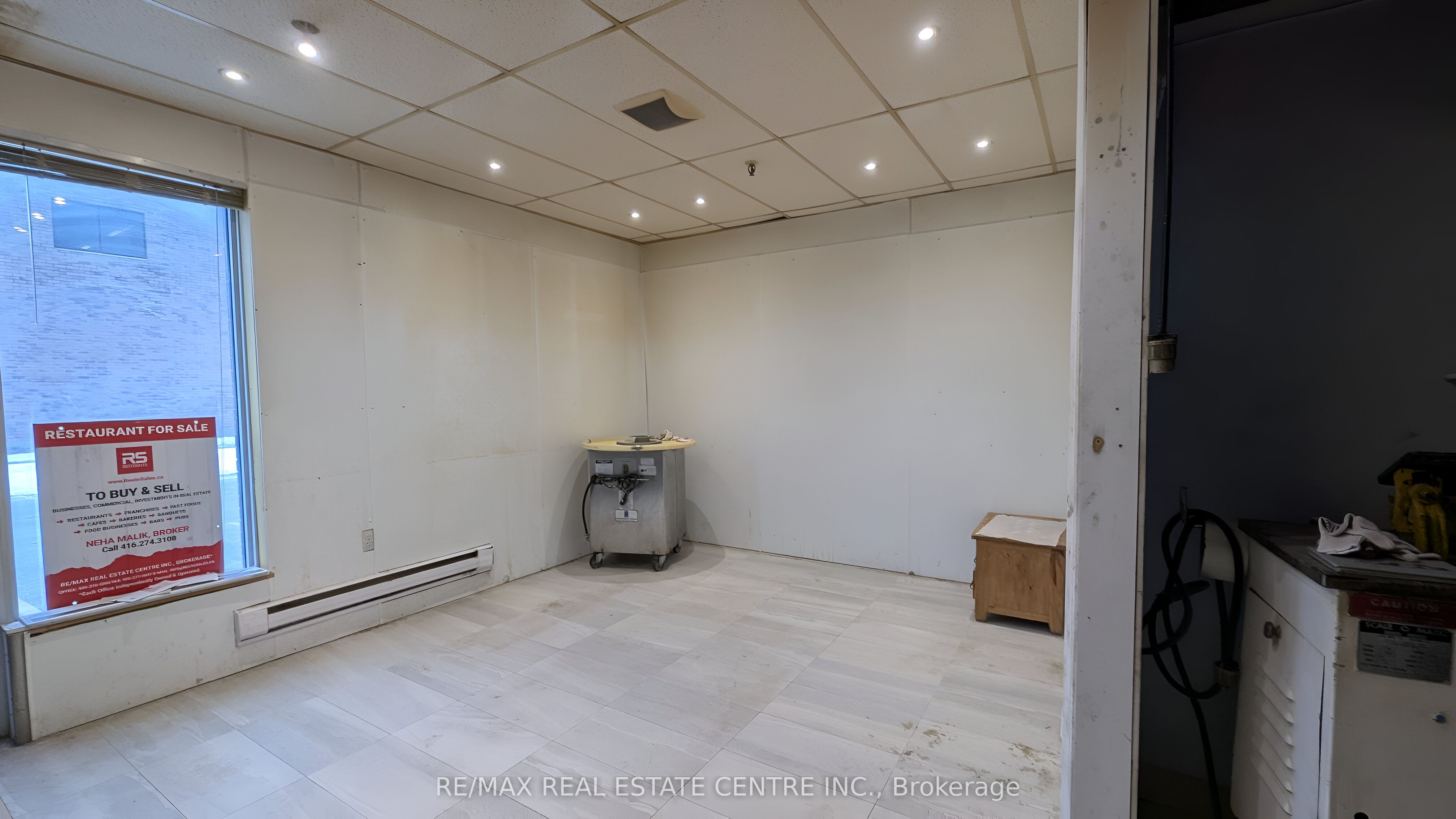#8 - 1662 Bonhill Road Property Photo 3