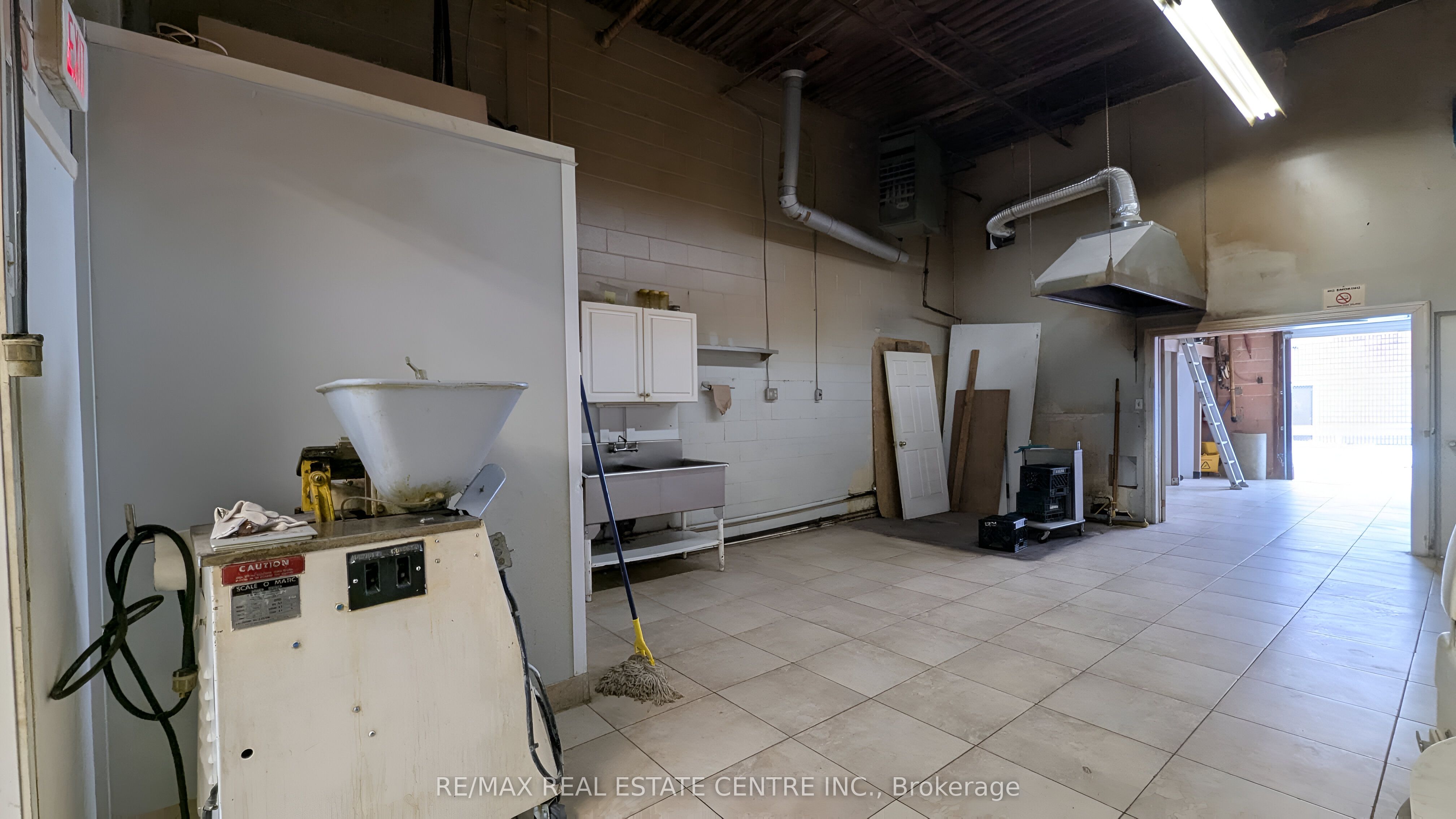 #8 - 1662 Bonhill Road Property Photo 4