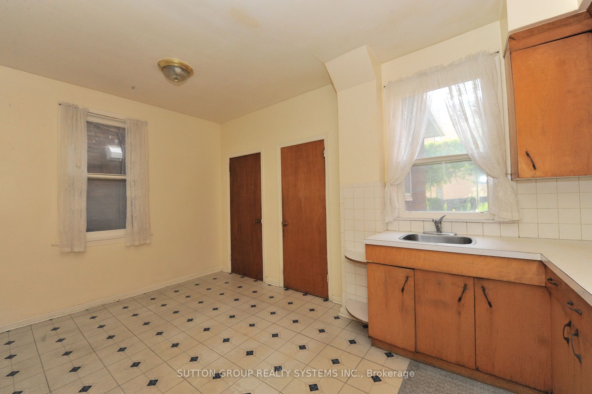 24 Norton Ave Property Photo 4