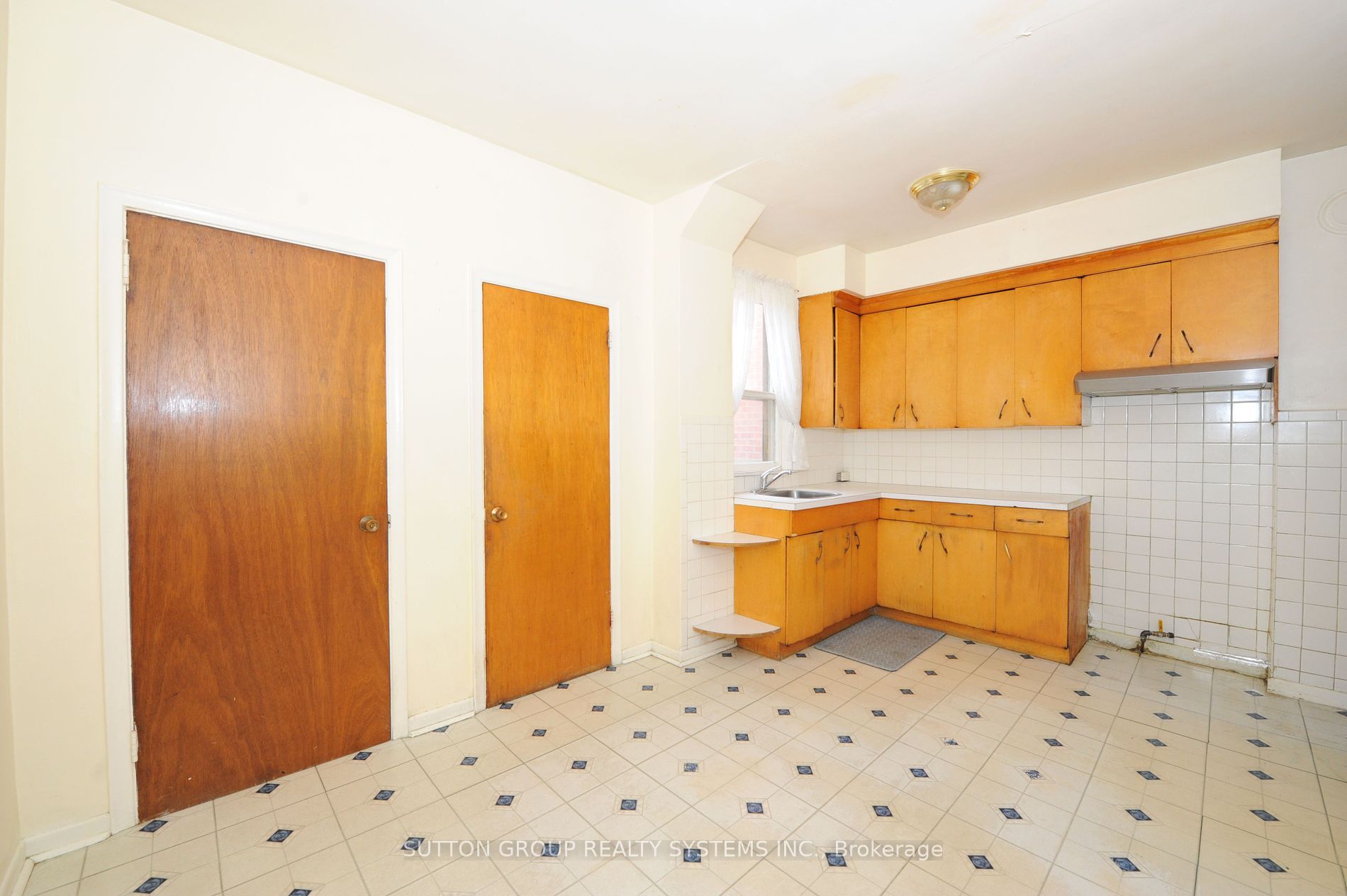 24 Norton Ave Property Photo 5