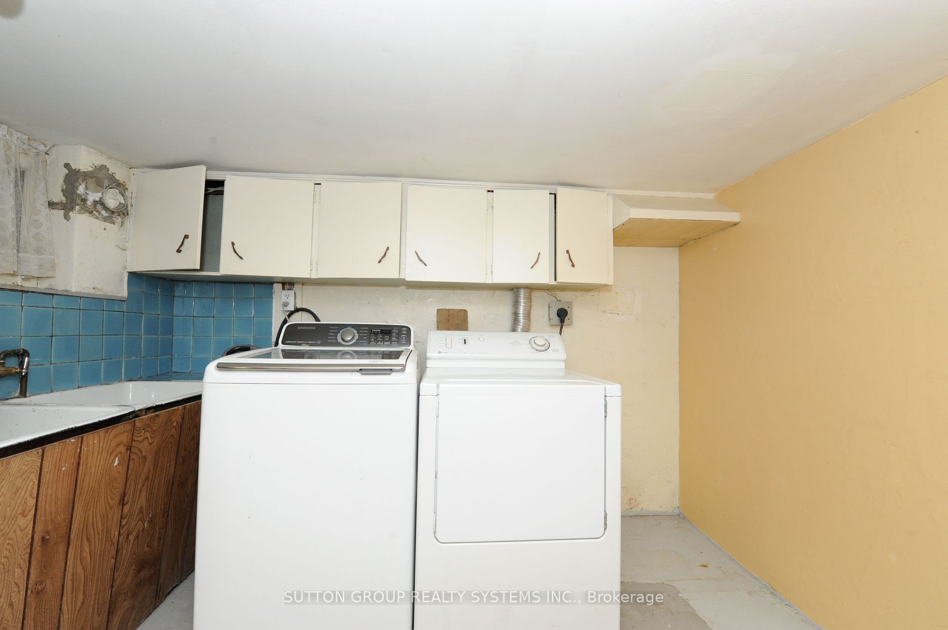 24 Norton Ave Property Photo 8
