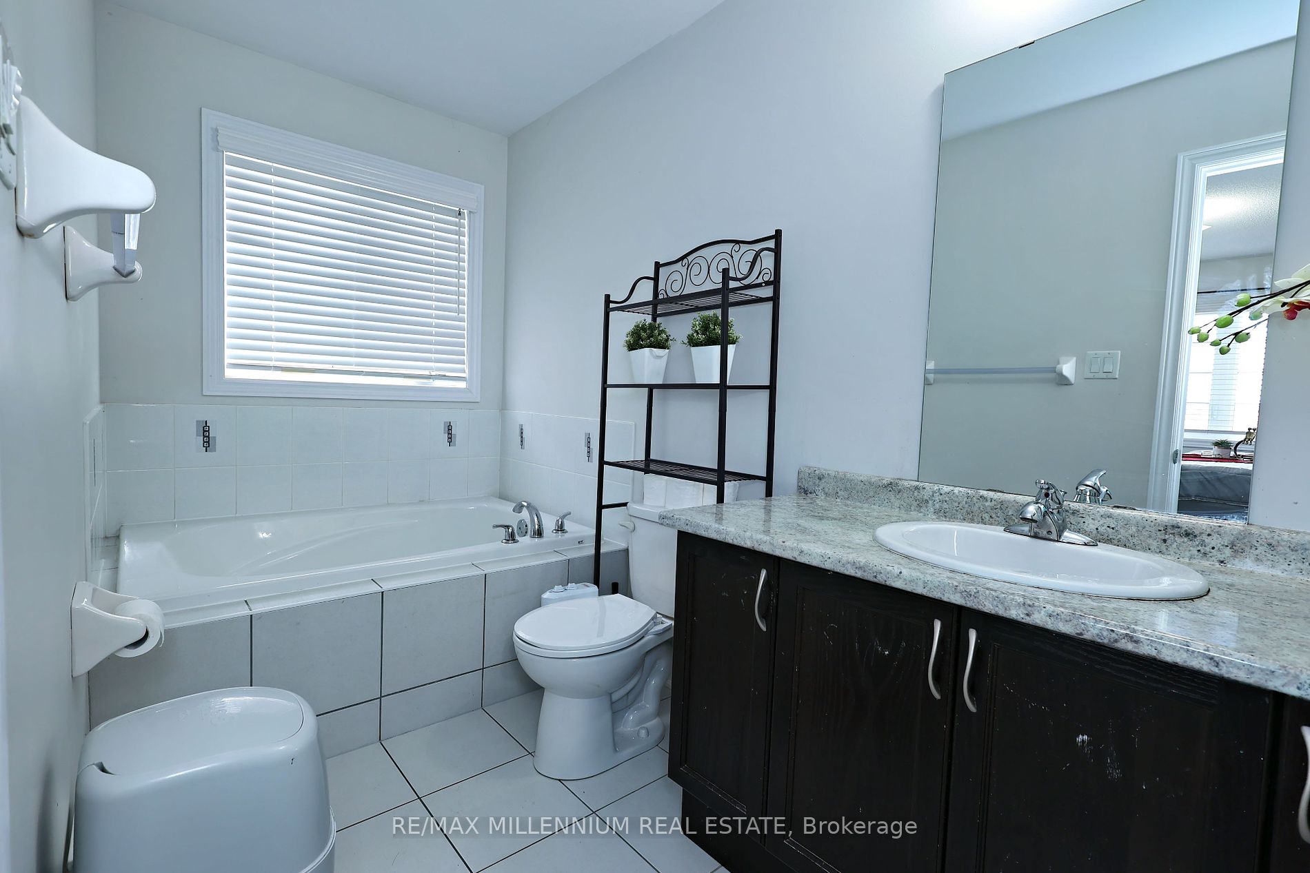 64 Lanark Circ Property Photo 8