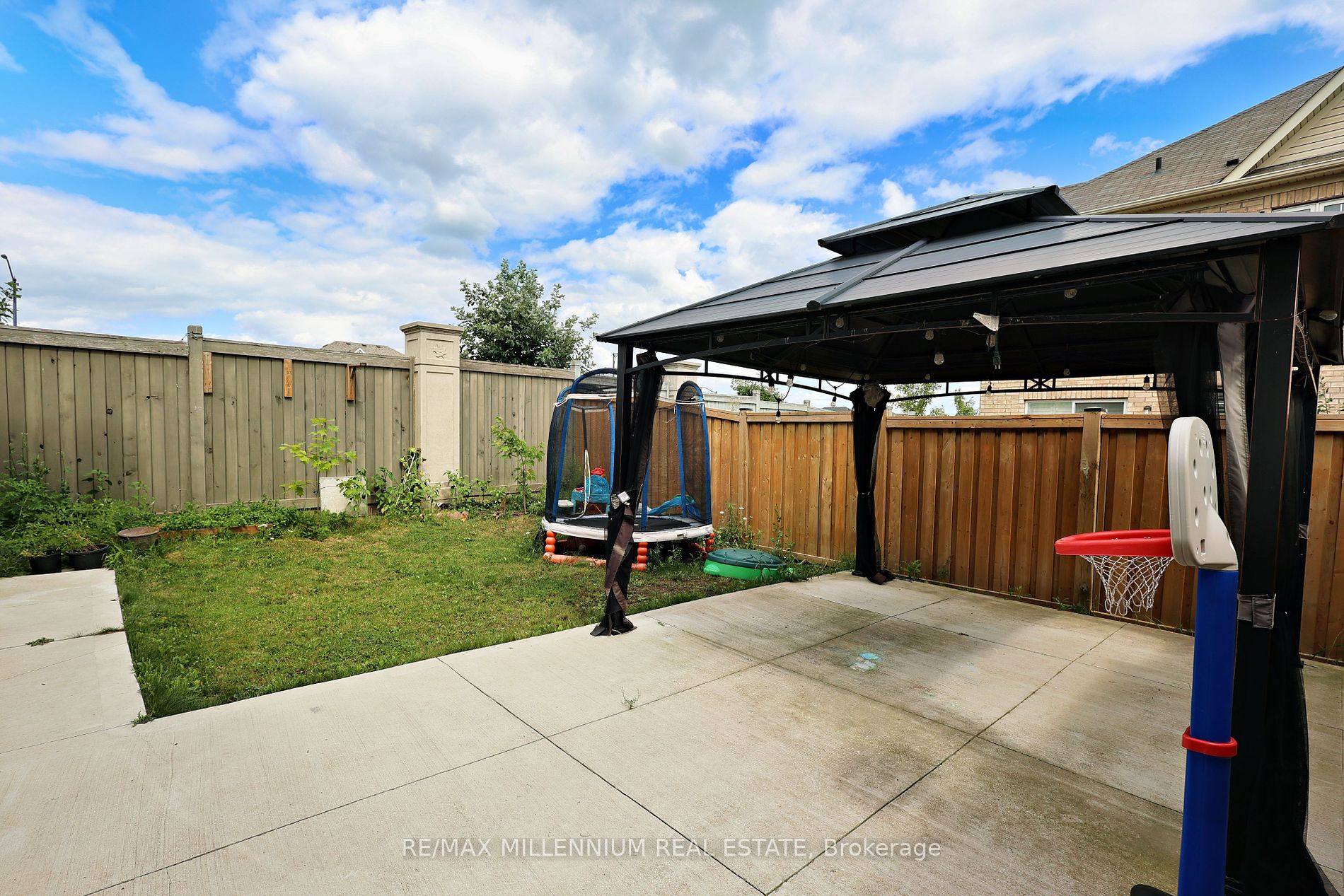 64 Lanark Circ Property Photo 24