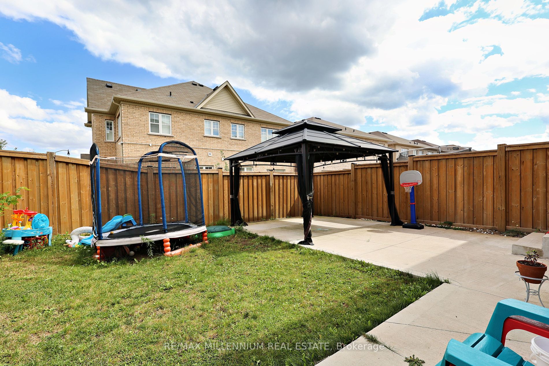 64 Lanark Circ Property Photo 25