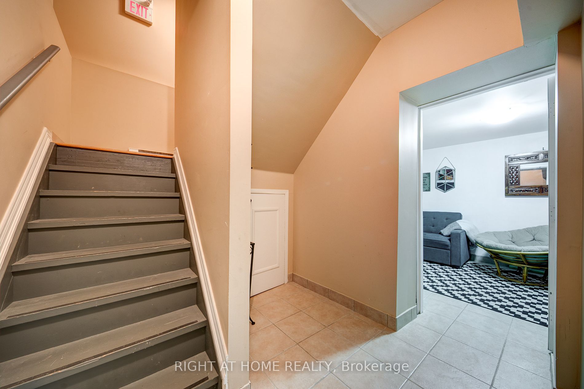 120 Bronte Rd Property Photo 2