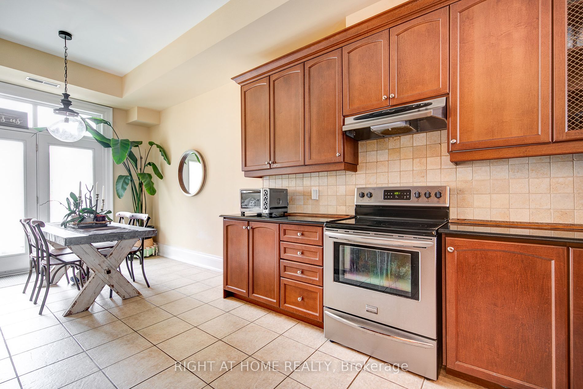 120 Bronte Rd Property Photo 14