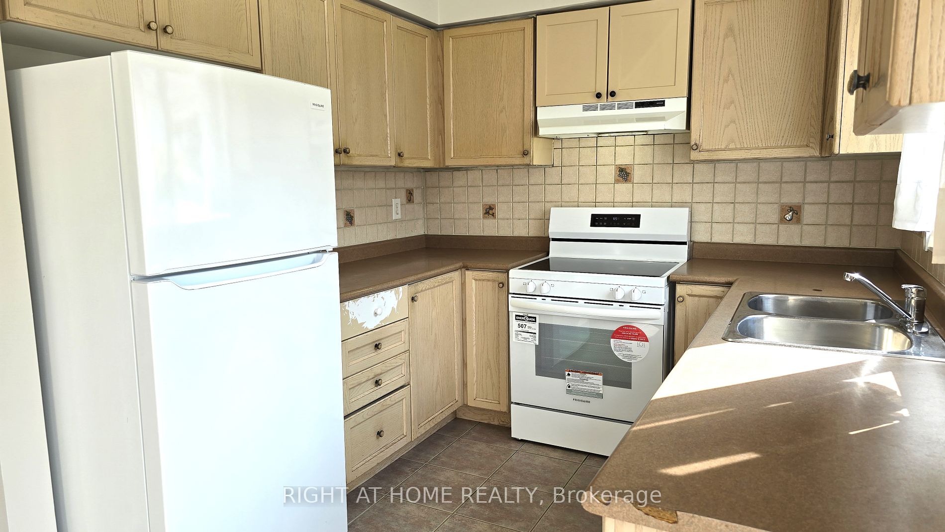 65 Monaco Crt Property Photo 4