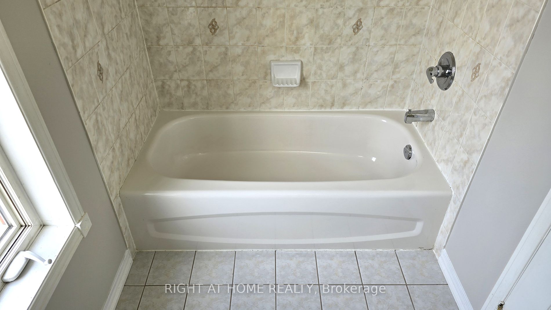 65 Monaco Crt Property Photo 9