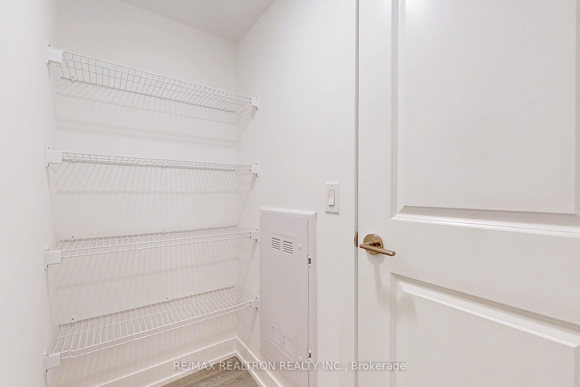 1070 Douglas Mccurdy Cmn 225 Property Photo 8