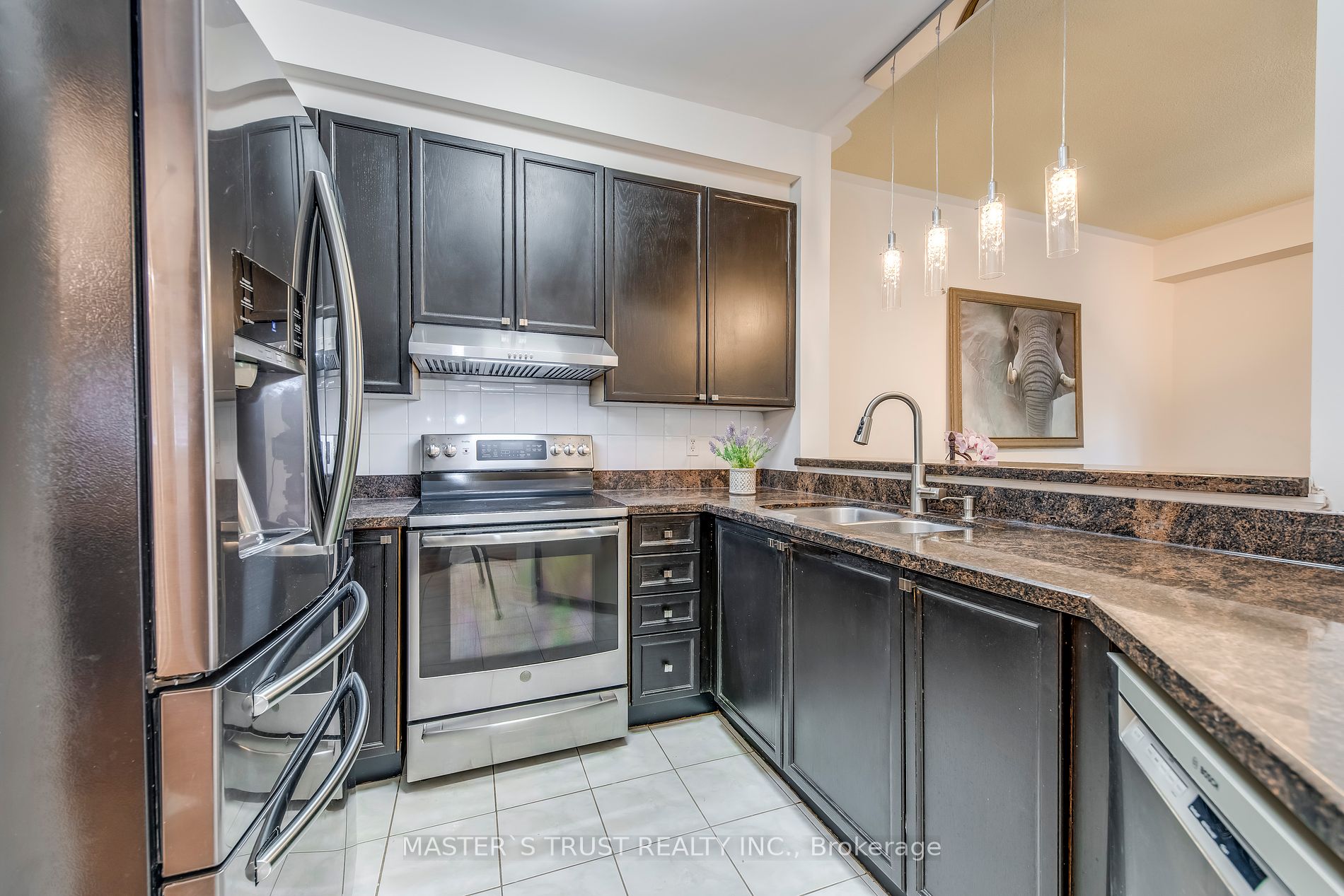 2576 Longridge Cres Property Photo 3