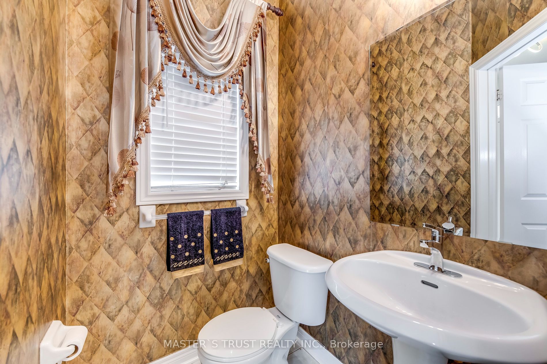 2576 Longridge Cres Property Photo 6